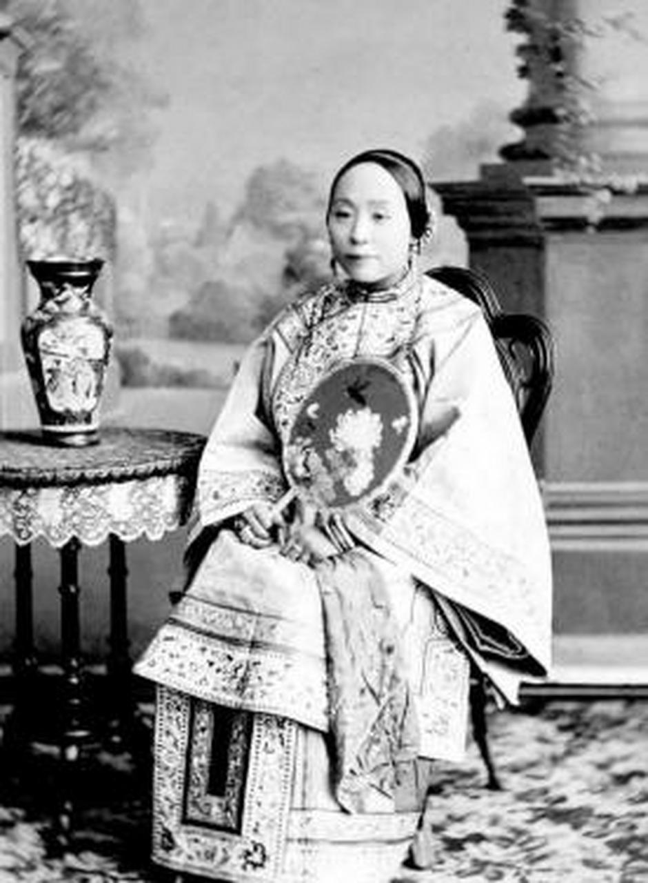 1881年,71岁左宗棠迎娶17岁的宫女章怡,洞房花烛夜,小姑娘章怡以为要