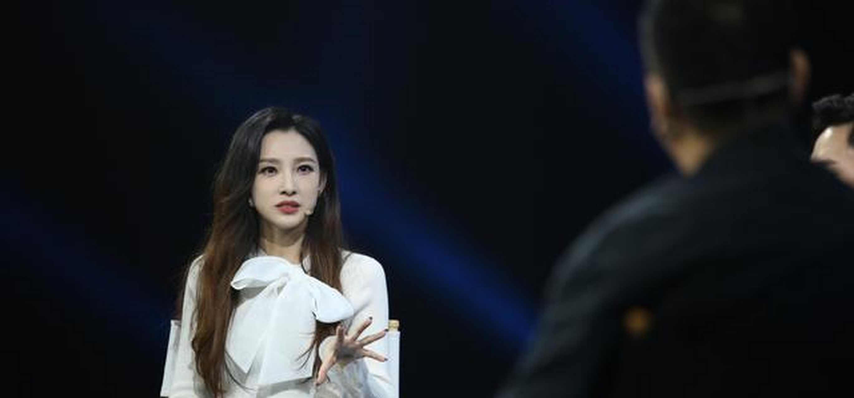 马凡舒主持佳片有约,美腿在线,白嫩加分