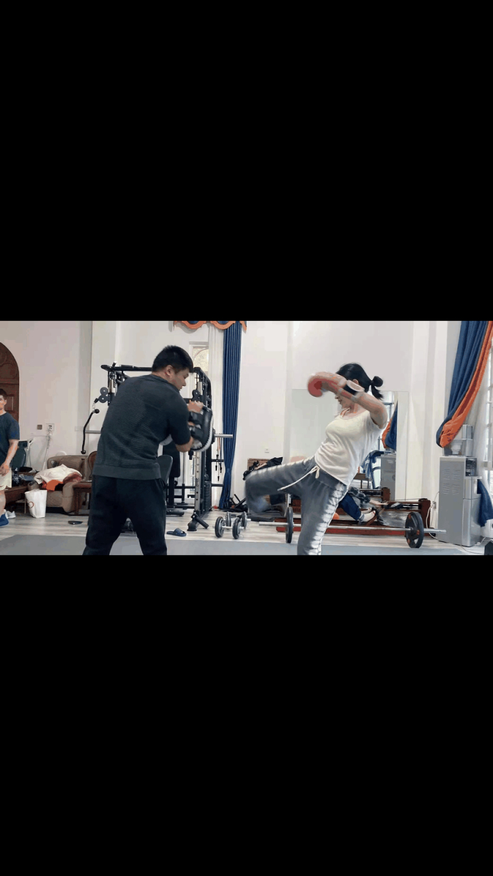 陈岚与施冰岚国风少年一起去练拳健身,其助力与小