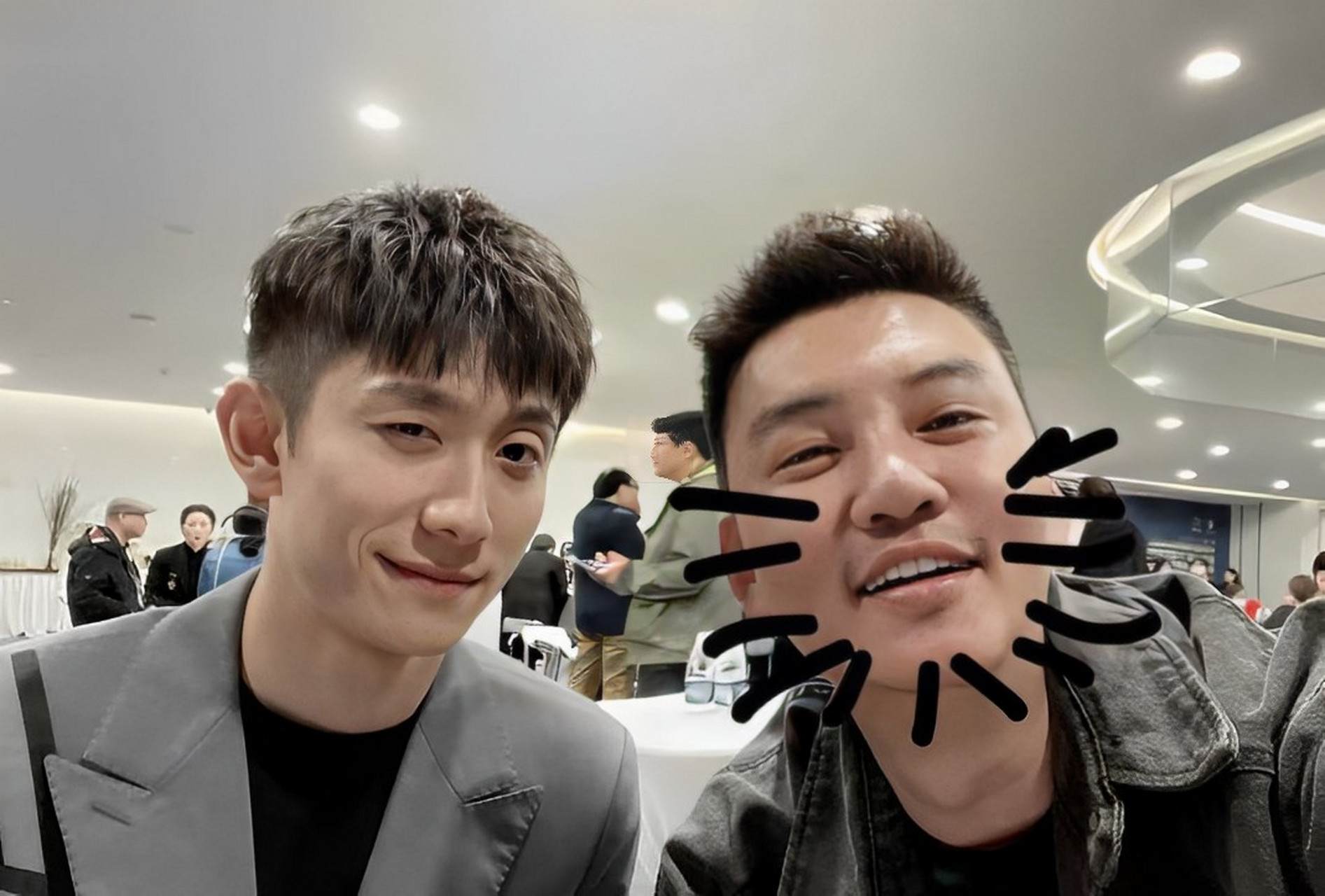 近日,张一山晒出与尤浩然的合影,并表示"我喊了这么多年就是为了满足