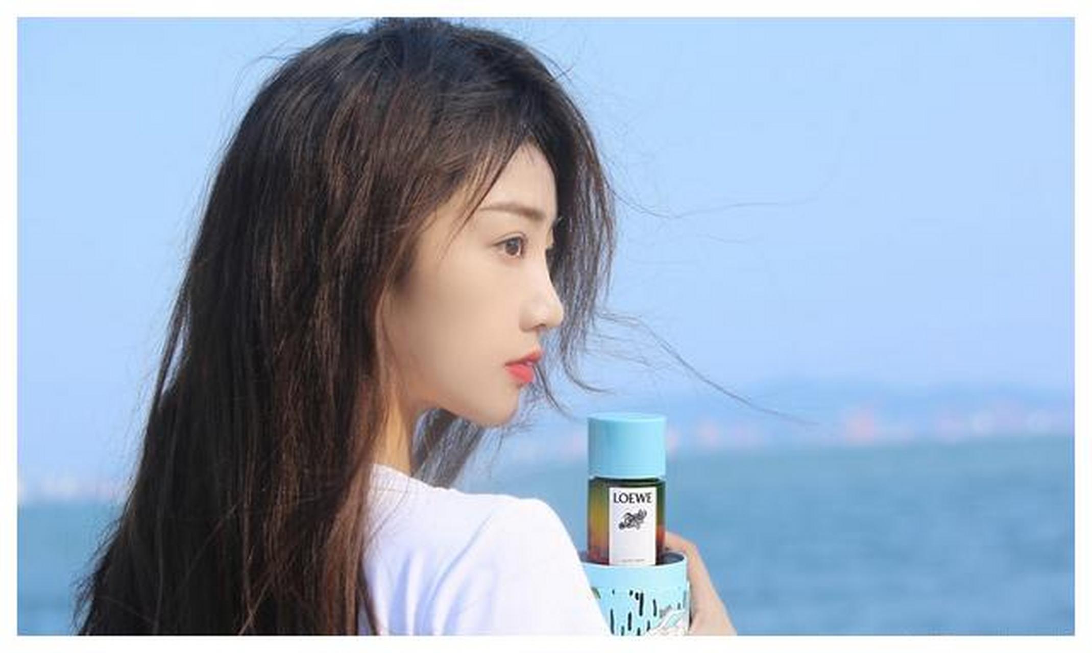 孙佳怡白色蓬松裙海边写真