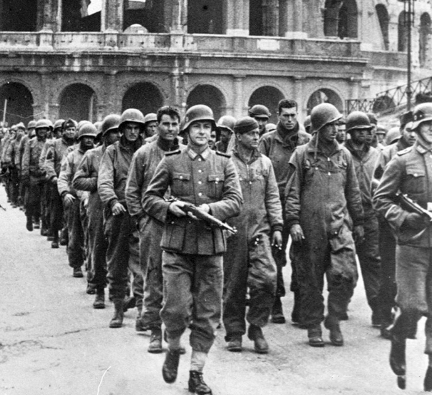 1944年意大利战场,力大无穷的沃铁负责给英国军队送弹药和补给,它是个