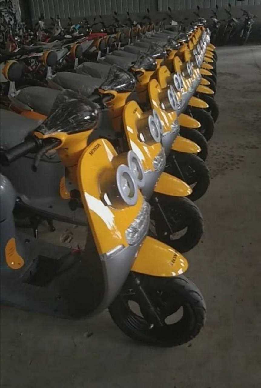 本田小黄人踏板车,排量100cc,据说不一定是本田原装生产的.