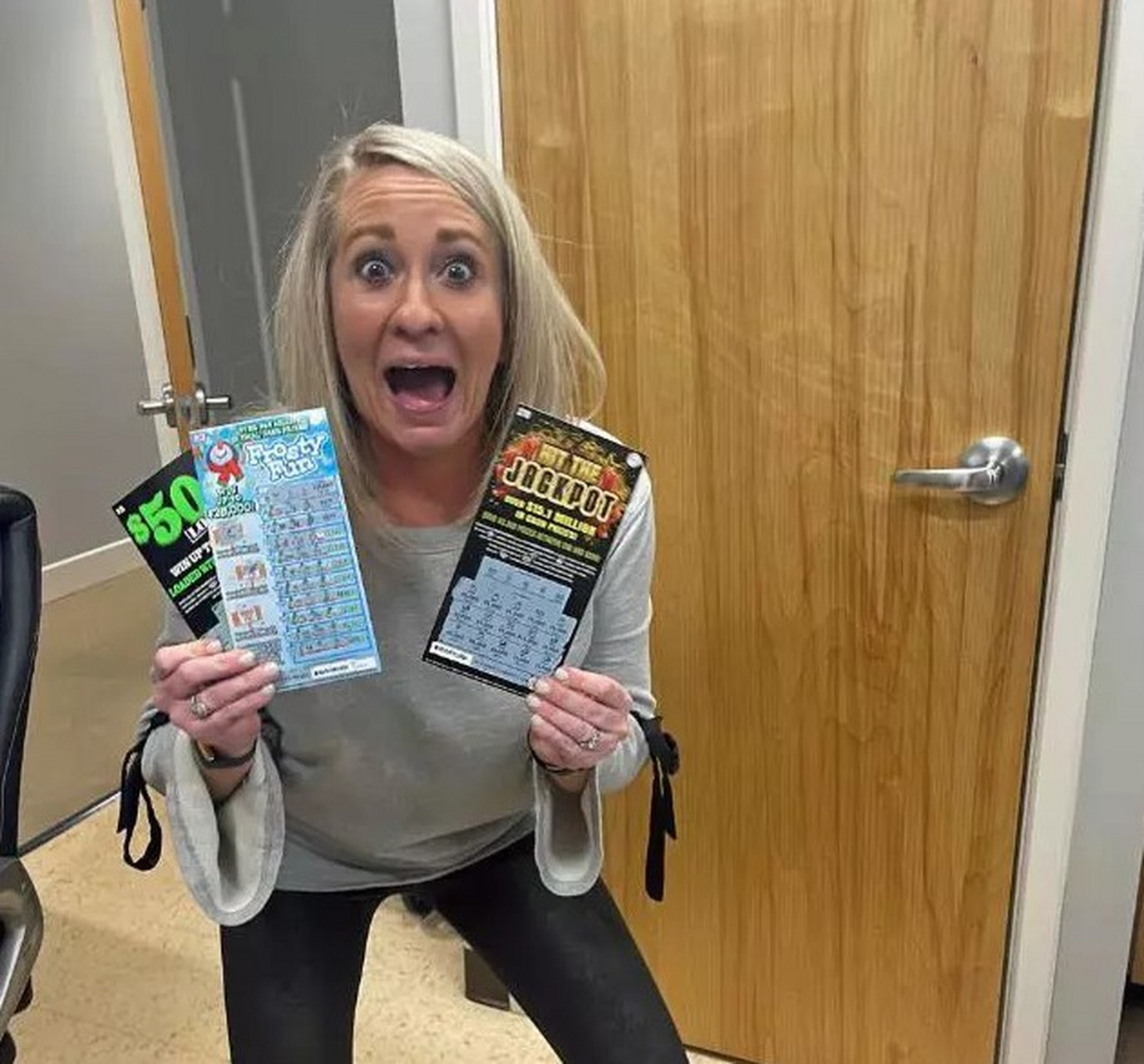 美国肯塔基州路易维尔(louisville)一名女性在公司举办的交换礼物活动