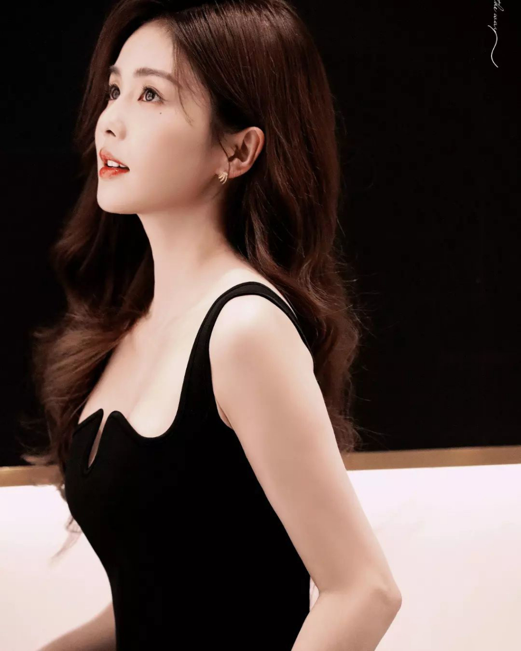 黑色长裙衬托着白鹿更好看了#白鹿