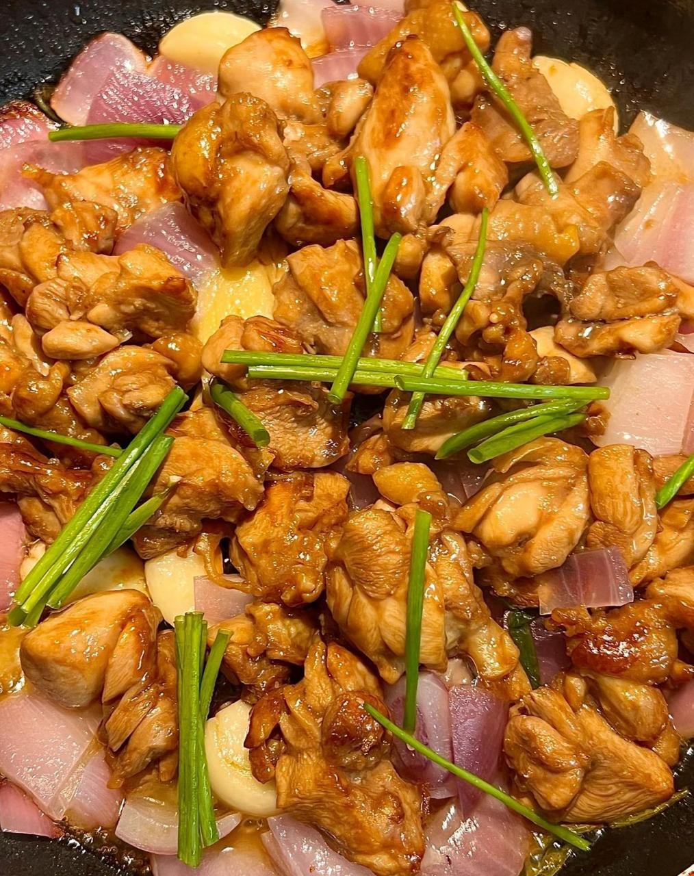 热腾腾的啫啫鸡煲 在家没有砂锅也可以完成 只需要一口不粘平底锅!