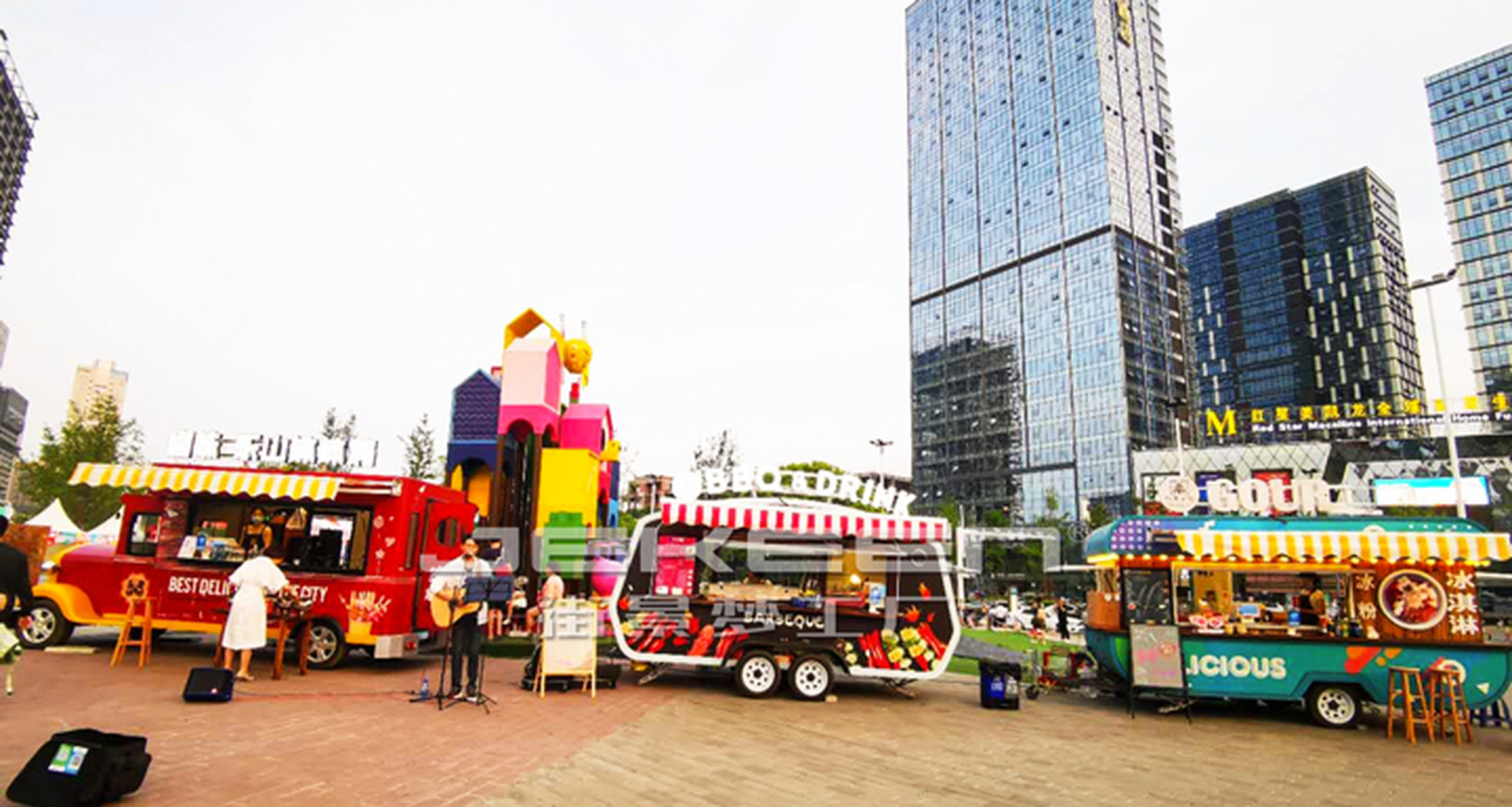 街景梦工厂 在成都沃尔玛广场的几辆流动餐车一字排开,搭配多种美食