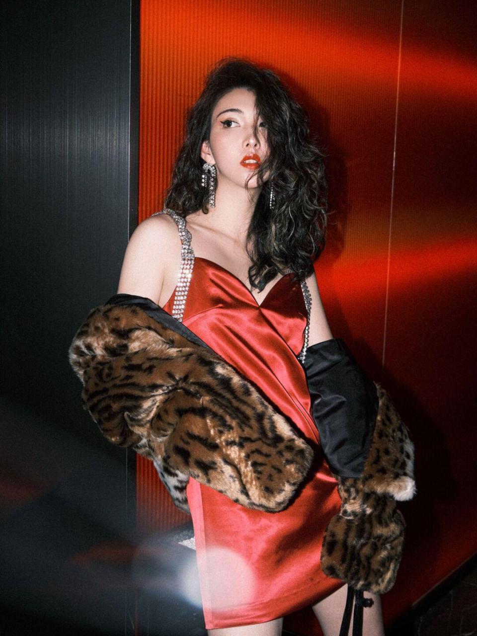 妥妥的贵气美女