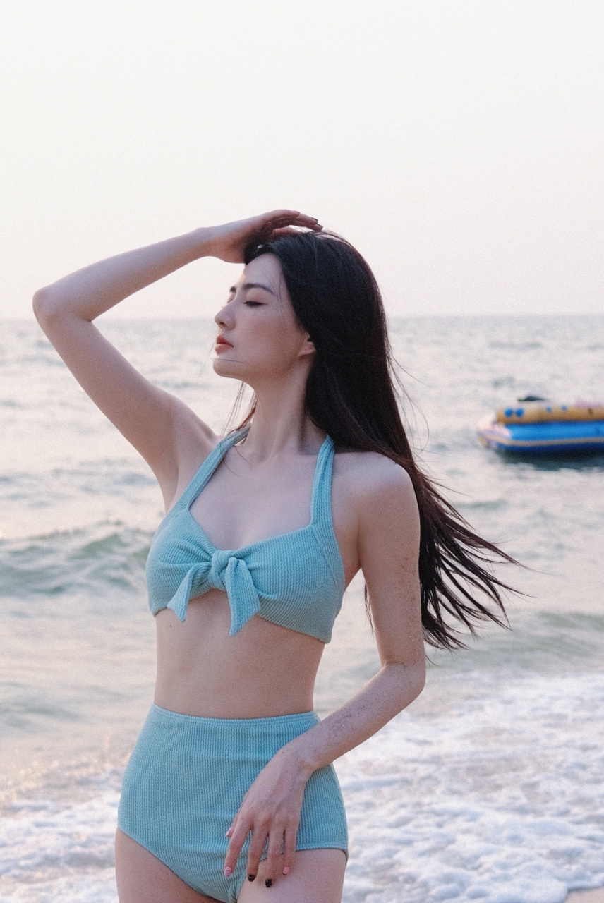 女演员徐璐真的是天生丽质,哪怕是穿了如此一身普通的衣服,依然能显得