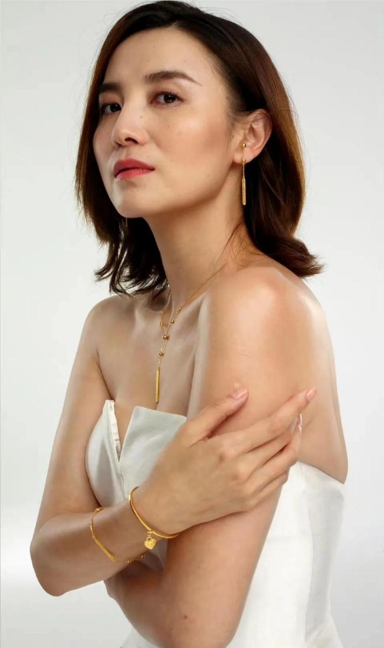 虽然已经年过四十,但是小宋佳颜值依然很能抗,即使在高清镜头下,也