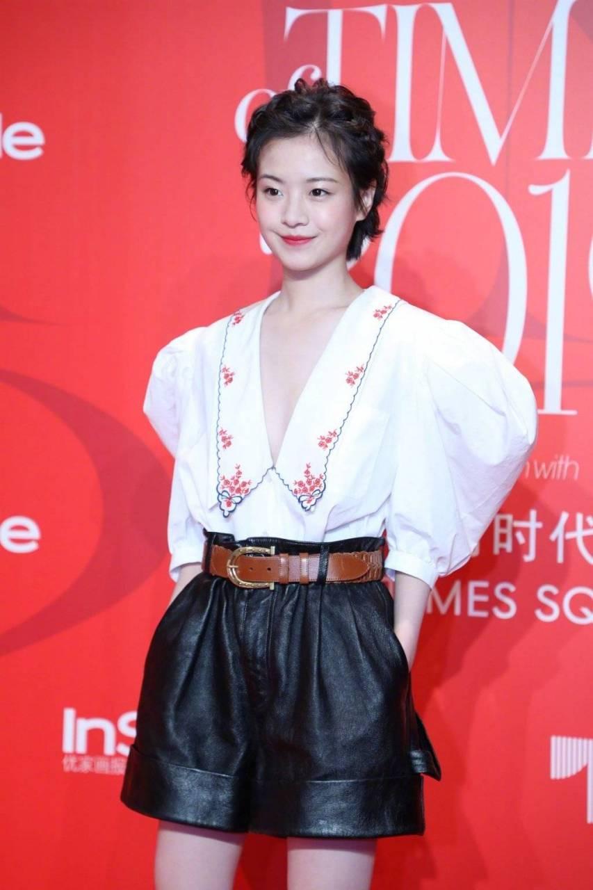 李庚希白色大v领衬衫搭配黑色皮裤的造型甜美俏皮不