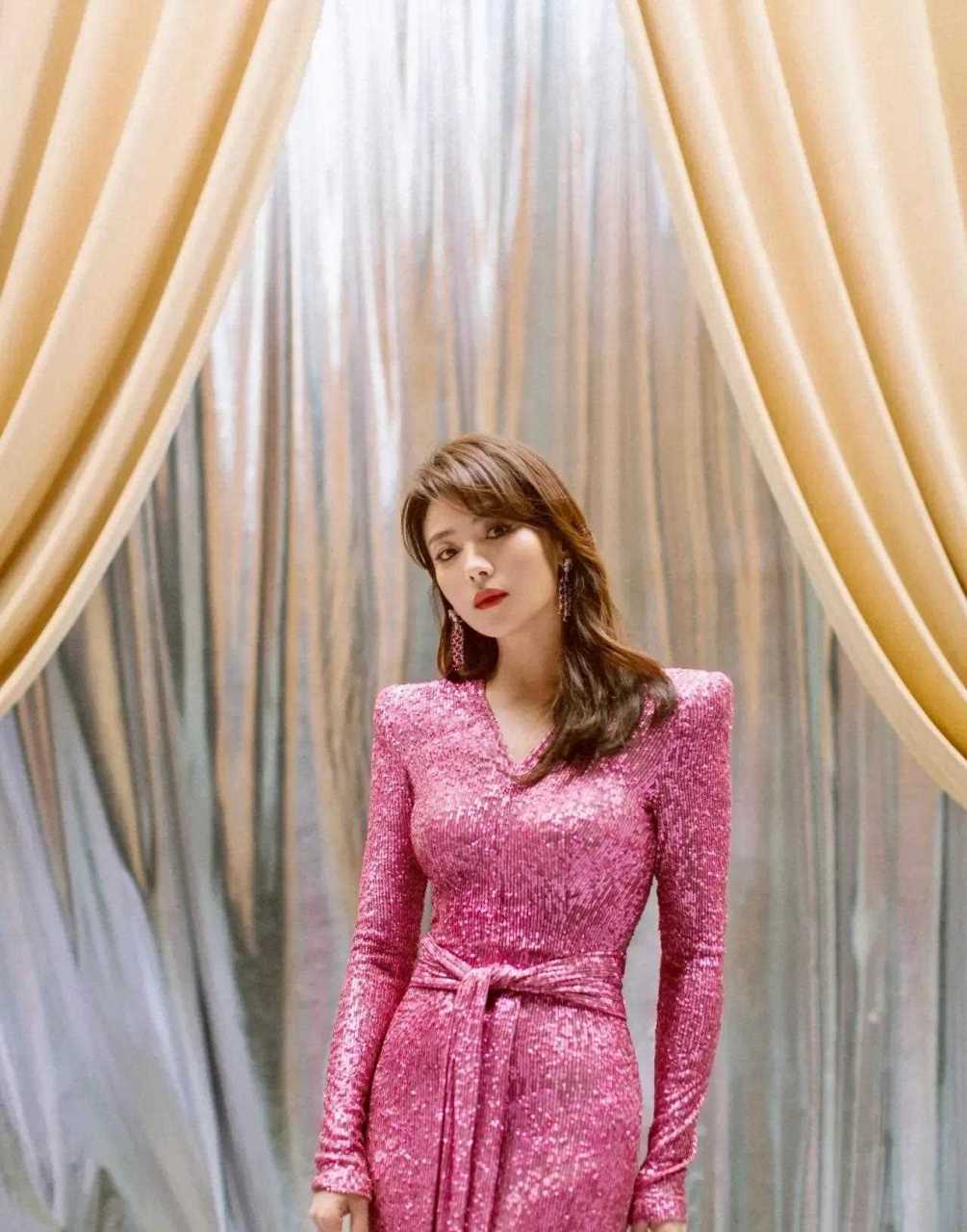 刘涛身穿粉色礼服,如美人鱼般的梦幻,这气质也太迷人了