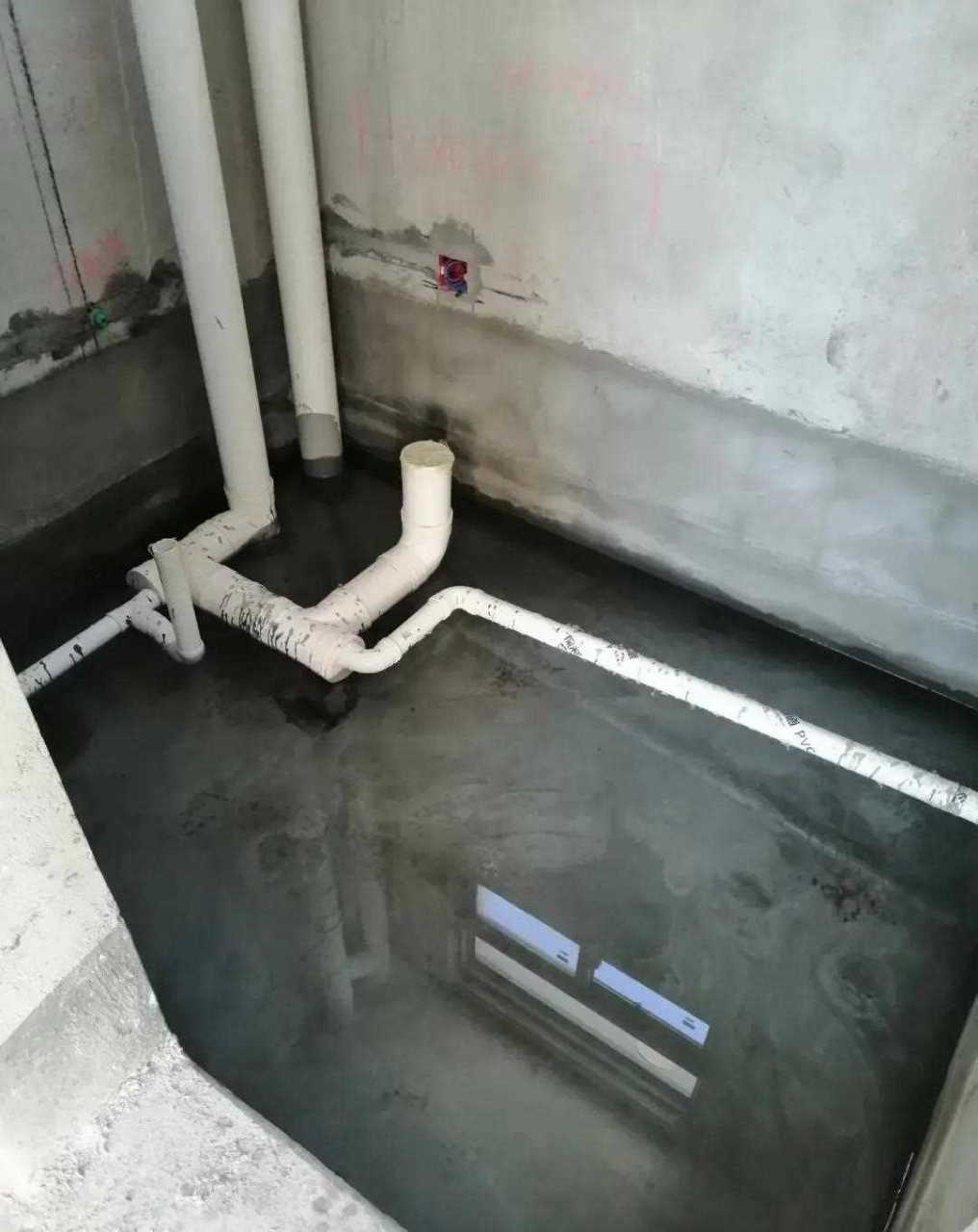 五星现代城 卫生间闭水试验进行中,卫生间的水管,我们师傅都是走墙和