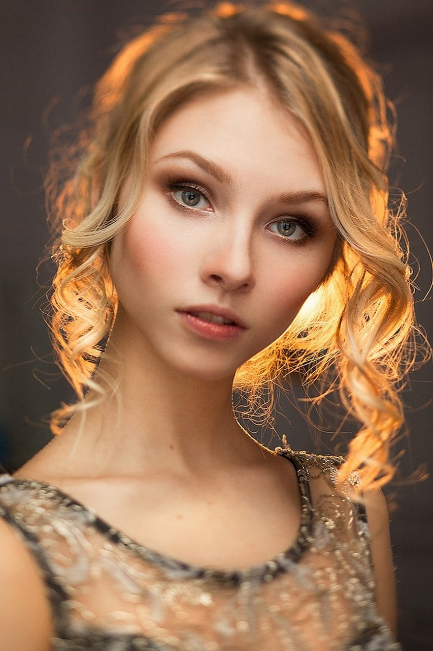 是一位俄罗斯模特,演员,2001年出生于莫斯科,她金发碧眼,身材苗条