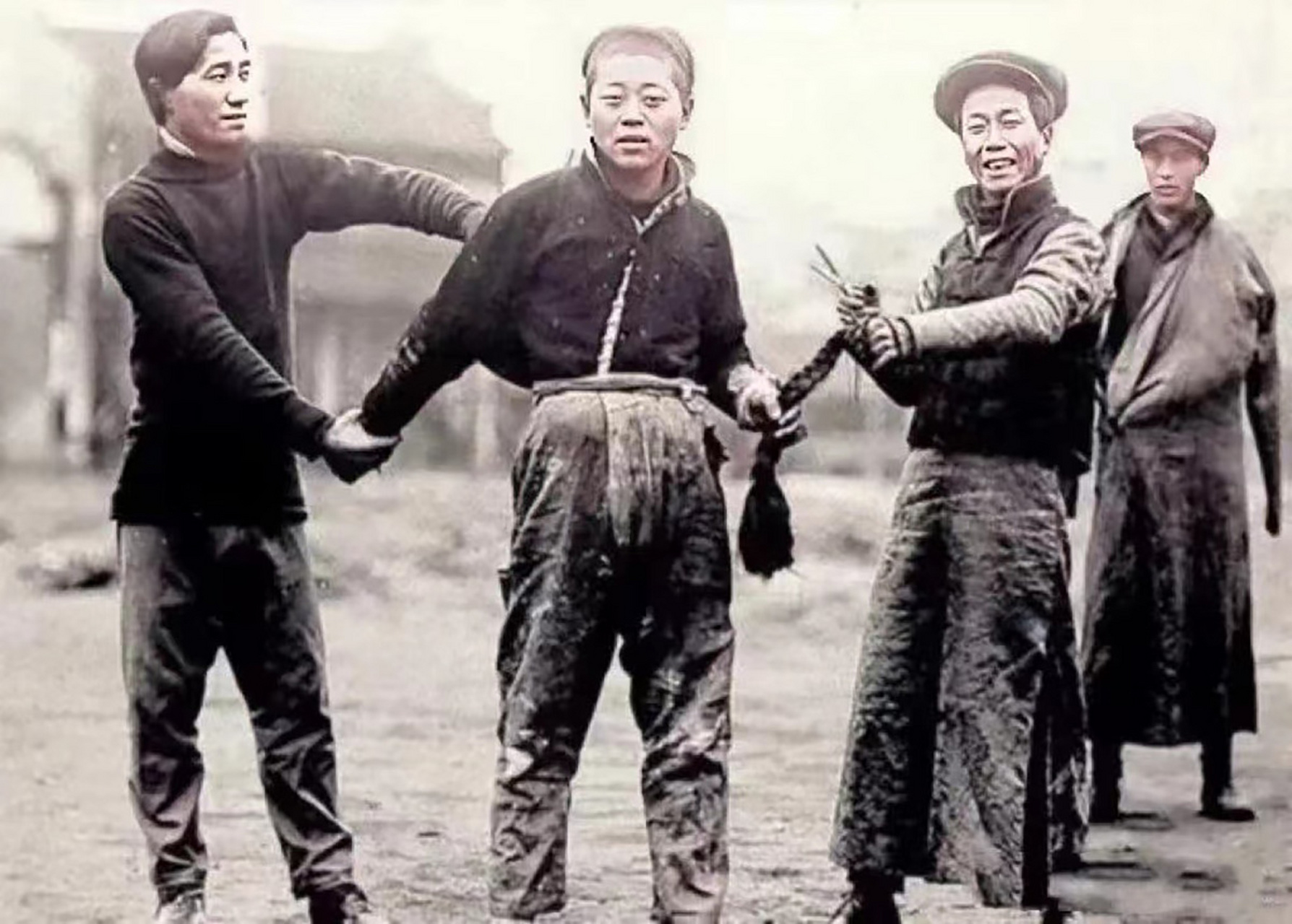 民国初期,很多老百姓都剪掉了辫子,不过有些守旧的人,不愿意做出改变.