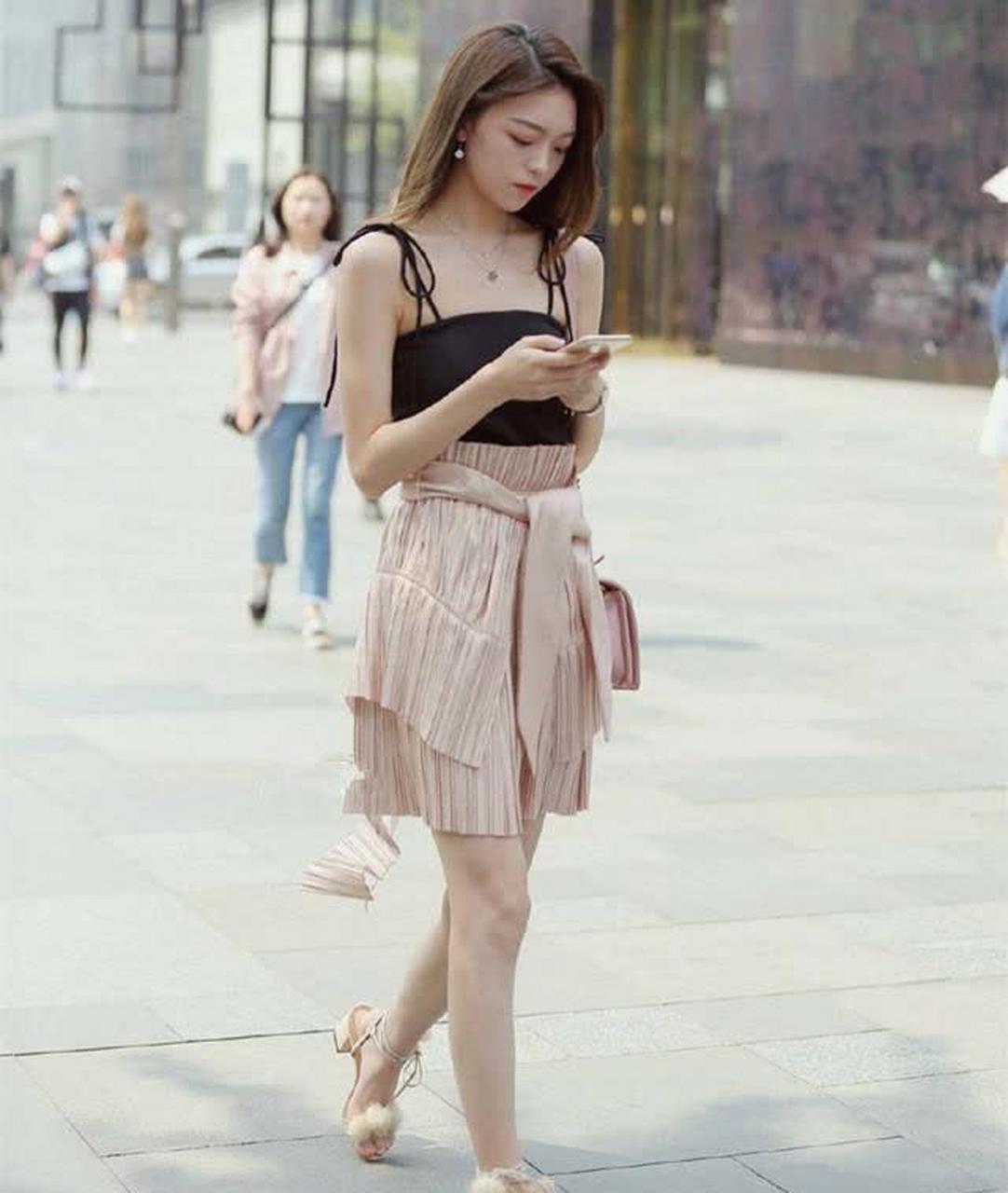 街拍性感美女露脐装搭配超短裤这可能是看过最美的大长腿!