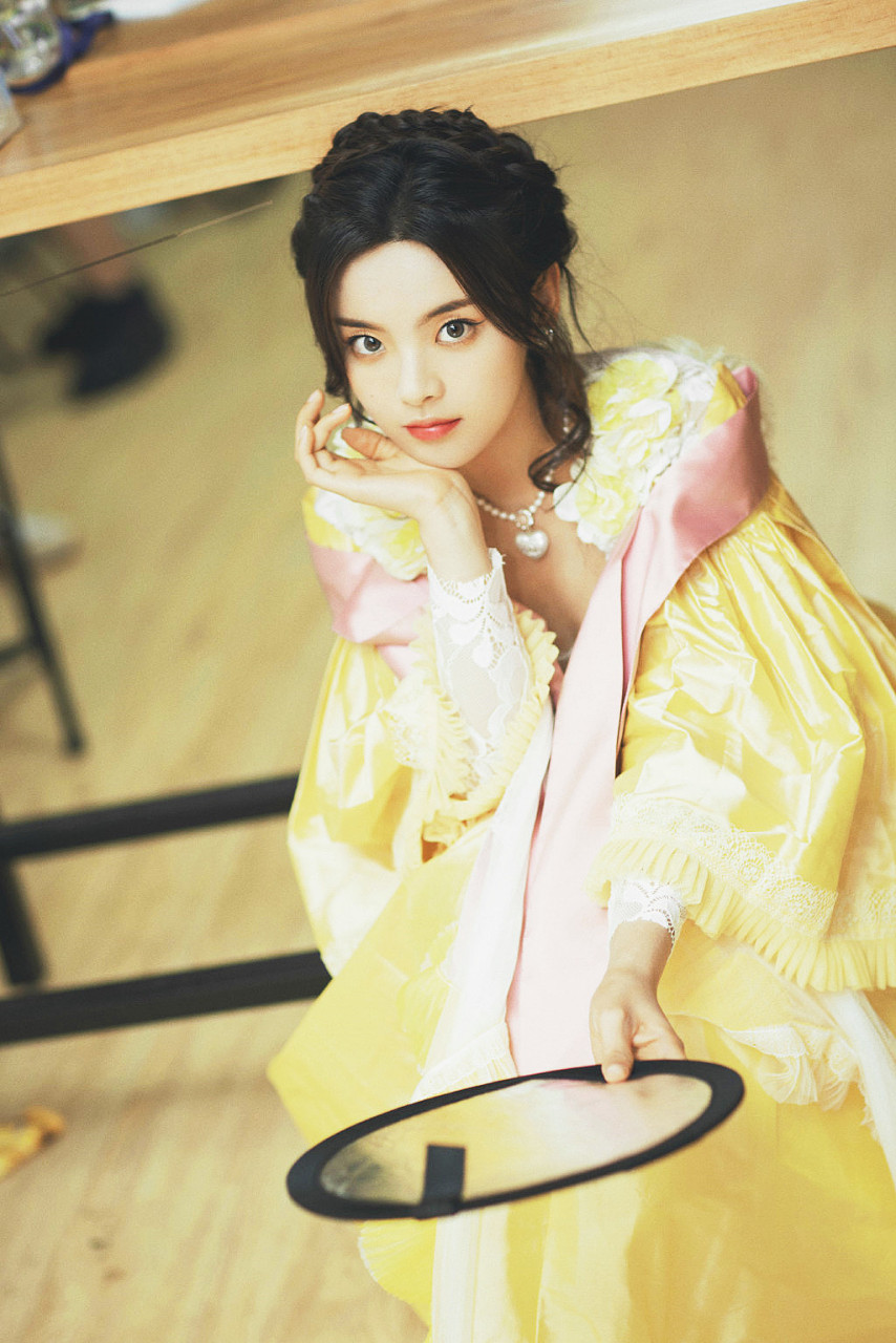 杨超越宫廷风造型写真,身穿奶油黄蕾丝塔夫裙,卷发造型搭配珍珠项链和