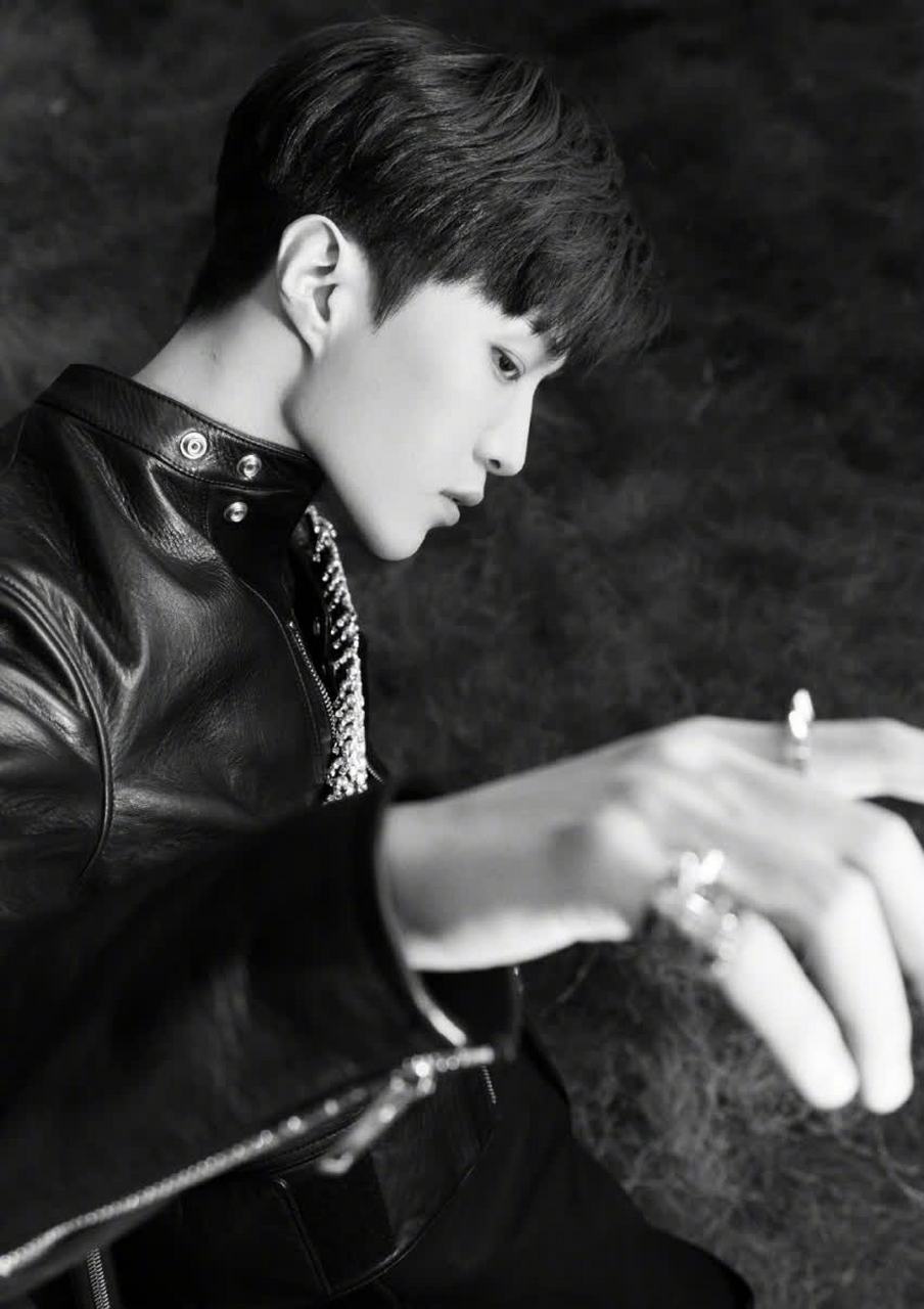 范丞丞身穿硬朗的黑色皮衣和皮裤,背着水晶肩带包,叠戴银色戒指,变身