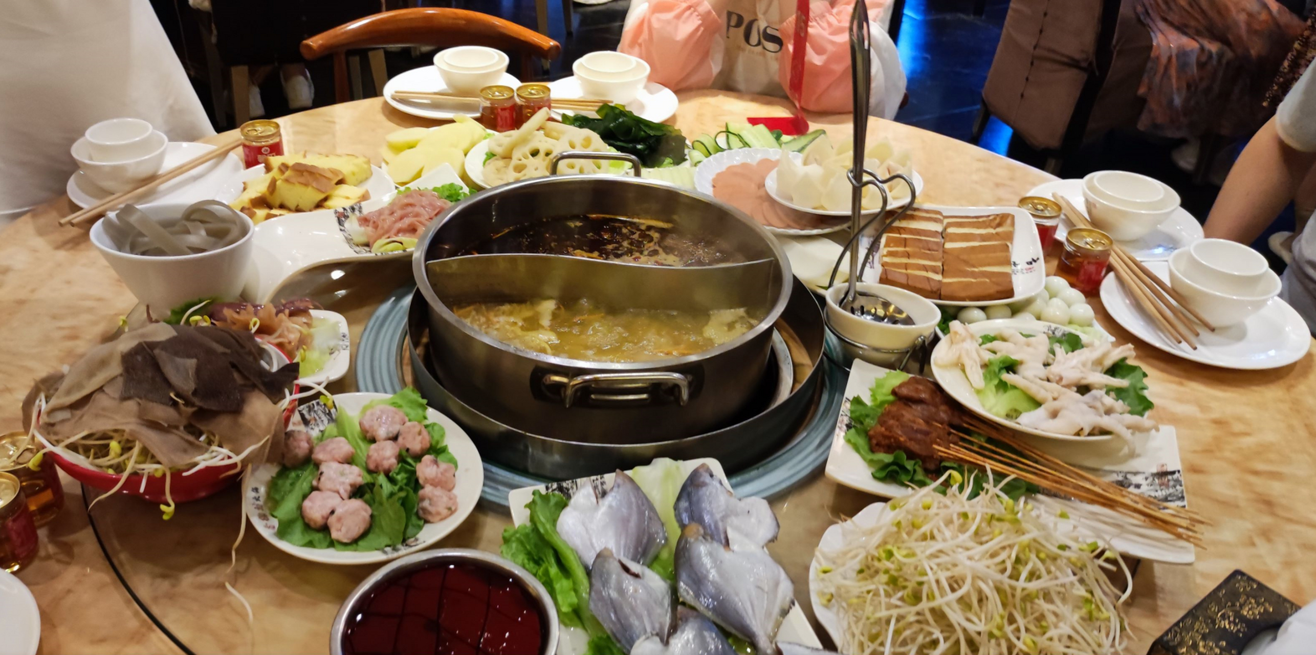 在重庆的团队餐,能吃到这么像样的火锅,算是相当的好了吧!