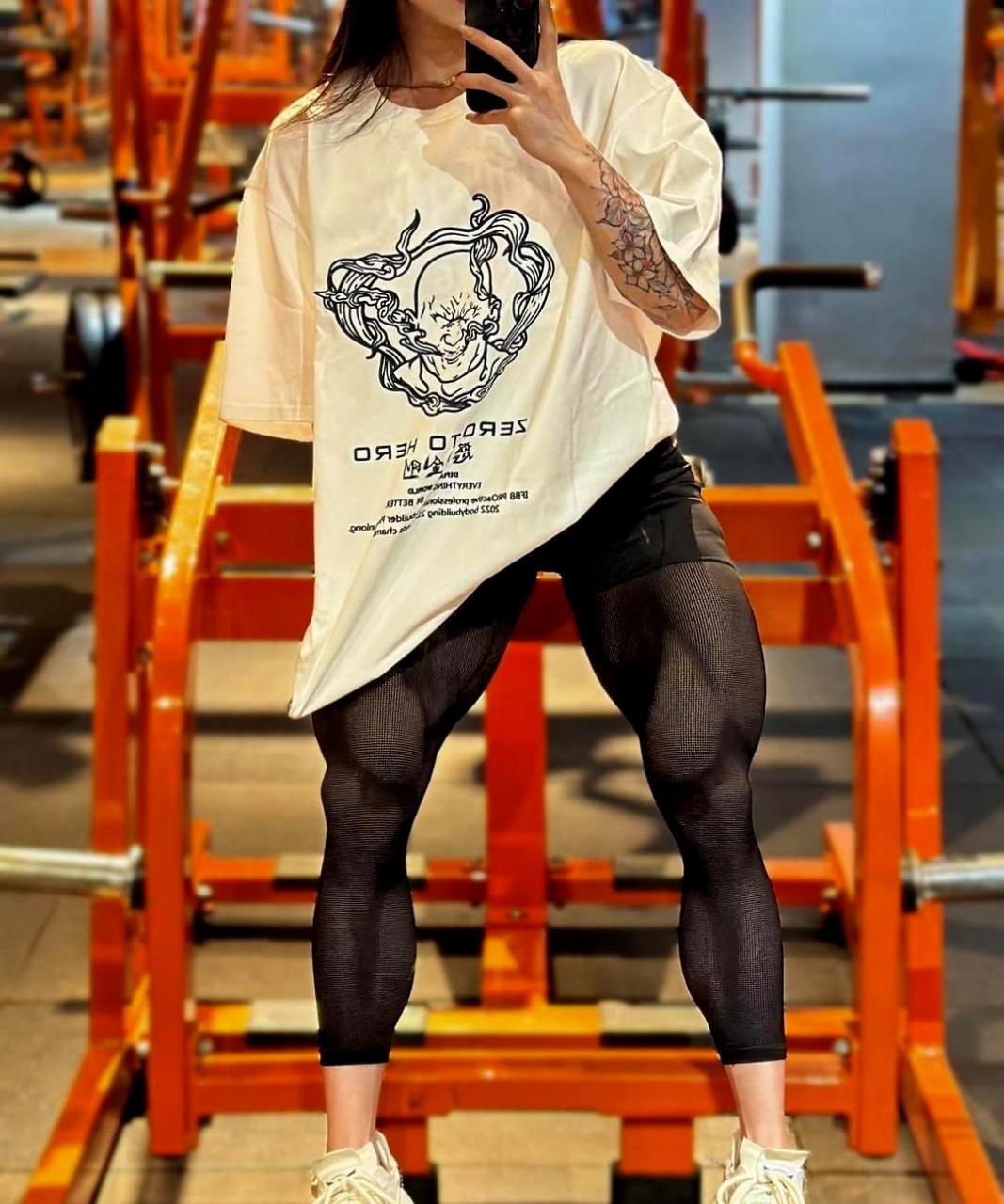 这个女生下了很多功夫,让她的腿部肌肉看起来像绿巨人一样恐怖.