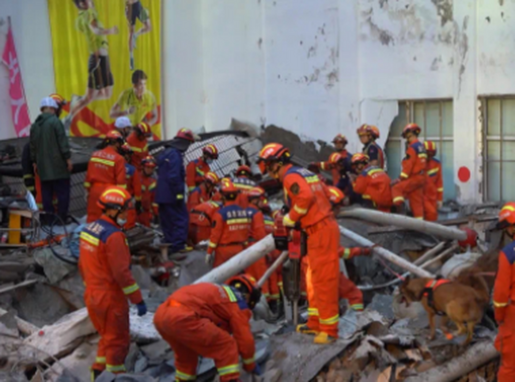 齊齊哈爾體育館坍塌已致死9人# 在齊齊哈爾市第34中學體育館屋頂坍塌