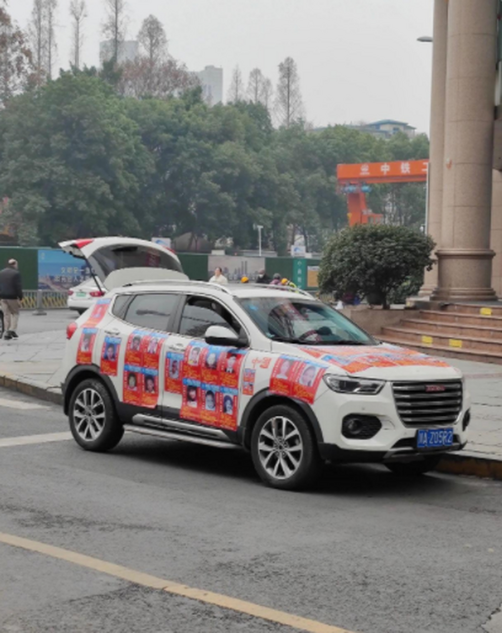 今天在路上看到的,瞬间心里像打翻了五味瓶[流泪]