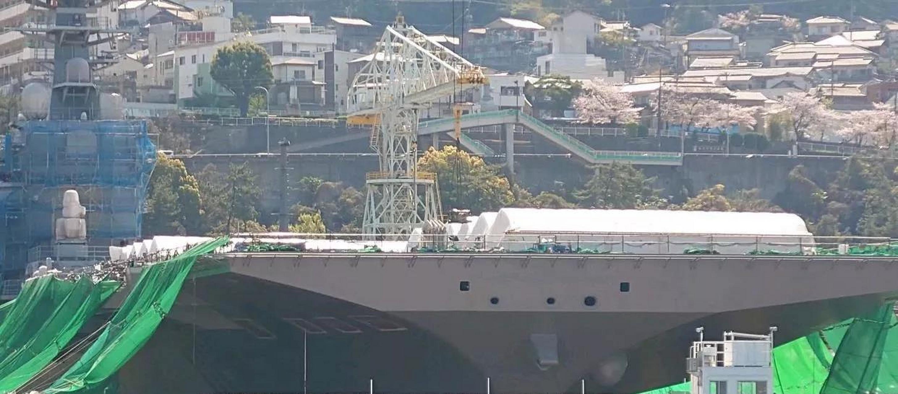 这个日本,不得不防啊 日本某造船厂 一艘航母正在如火如荼地建造中