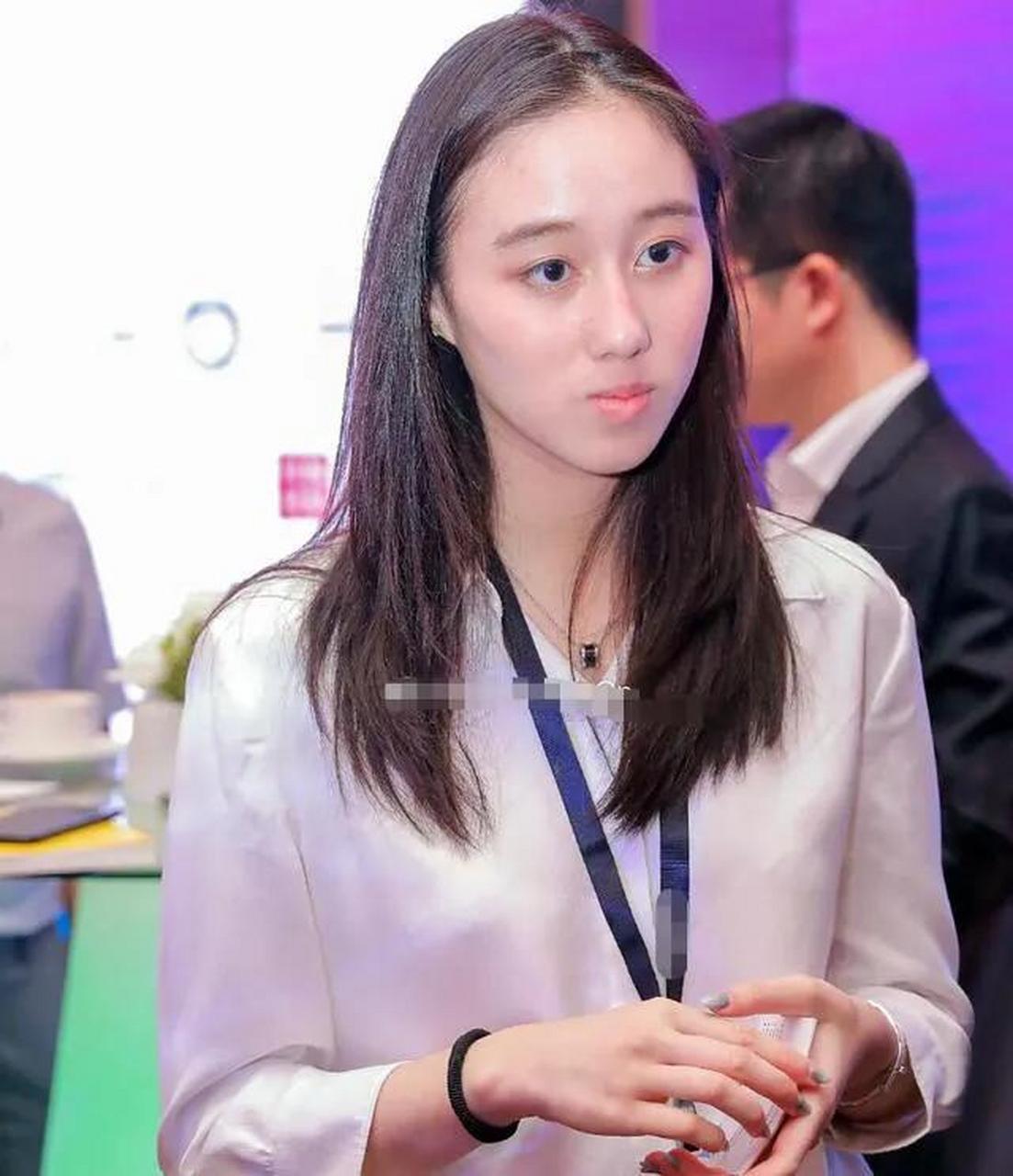 "赌王"两个女儿,何超莲和何超欣两个人的颜值相差实在是太大了!