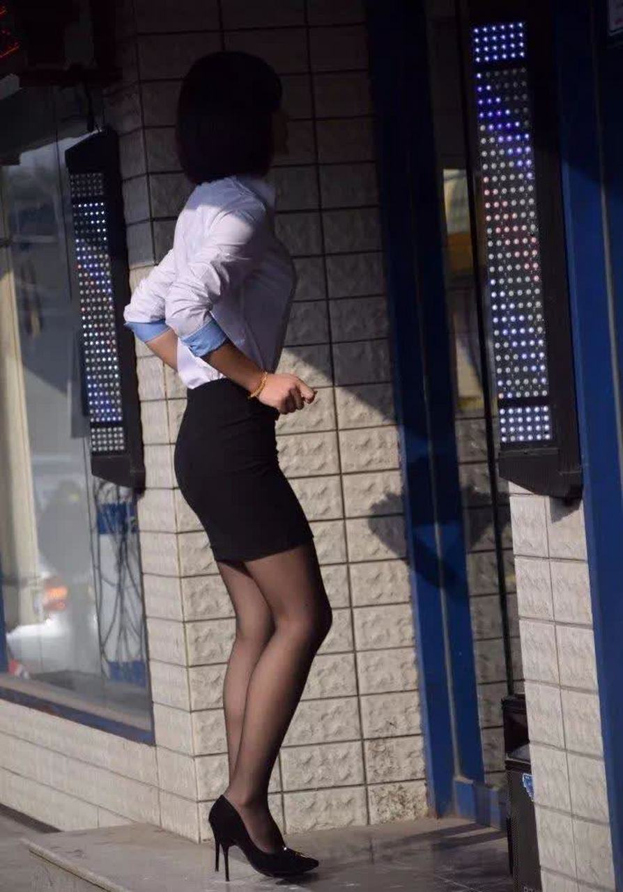 街拍穿肉丝袜的职业装性感女业务员