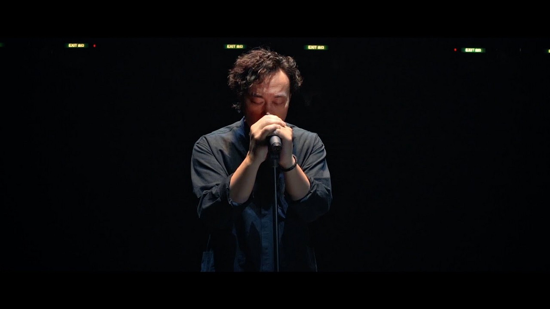 陈奕迅 表演横跨破晓时分和黄昏日落两个时段,随着eason精心挑选的