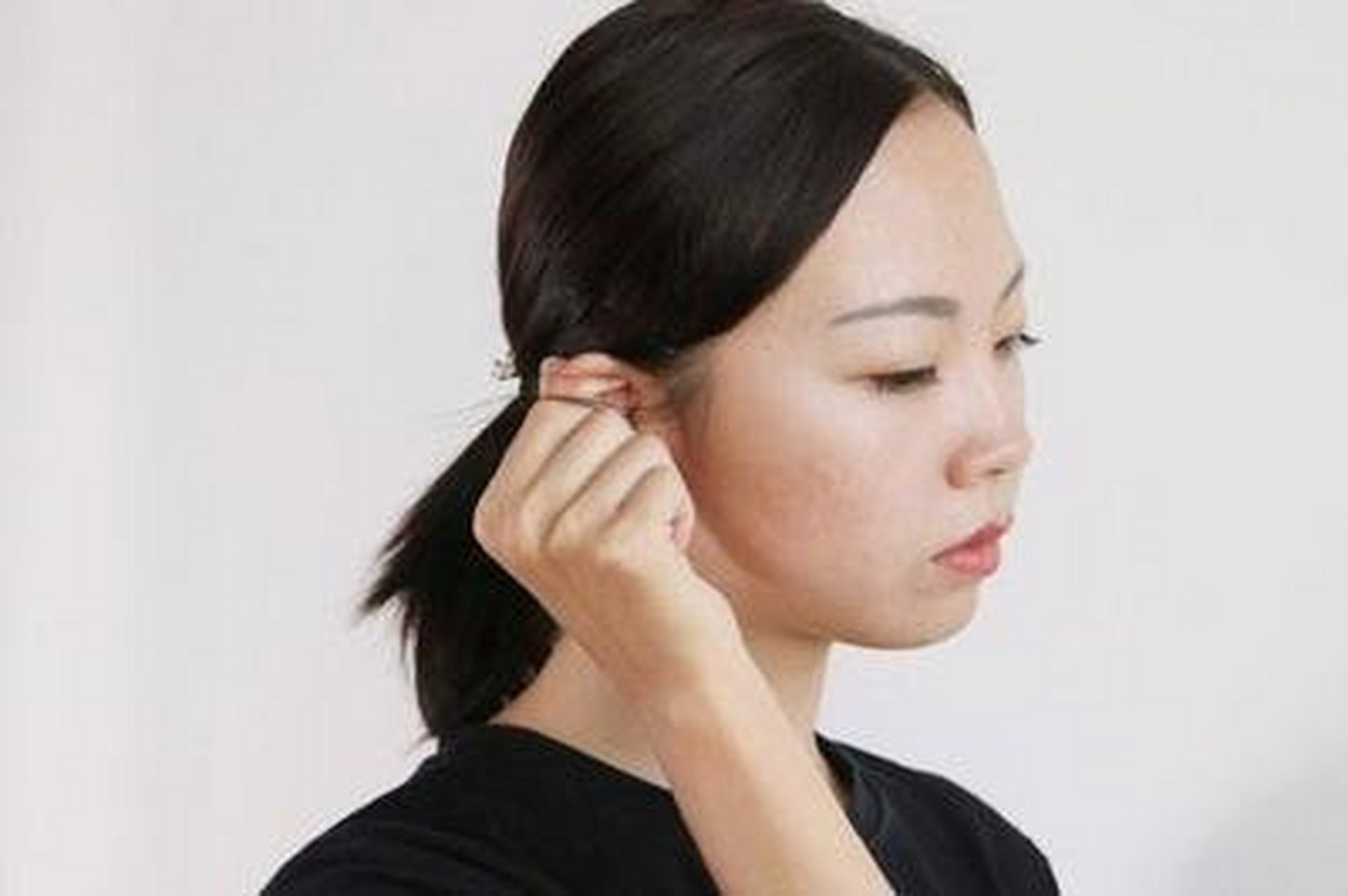 油耳型腋臭的表现 耳朵里油乎乎的,耳屎的形态呈浅