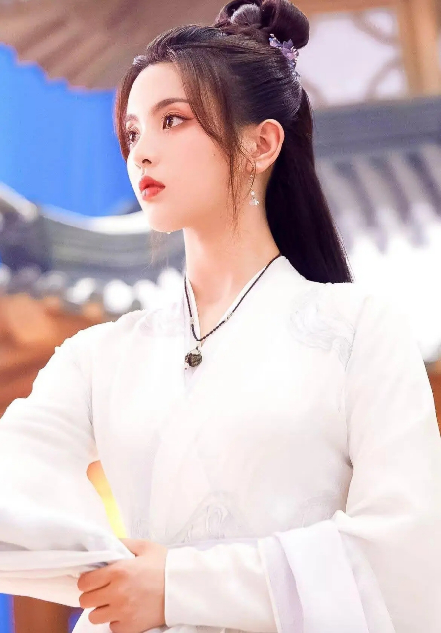 杨超越的古装造型惊艳到我了!网友评价:高配版花千骨,很养眼.