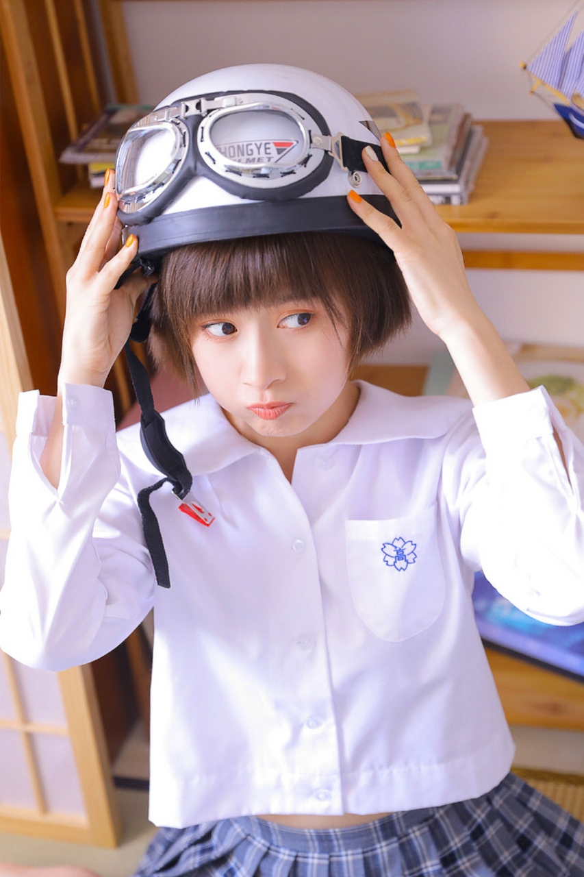短发美女学生制服俏皮可爱写真
