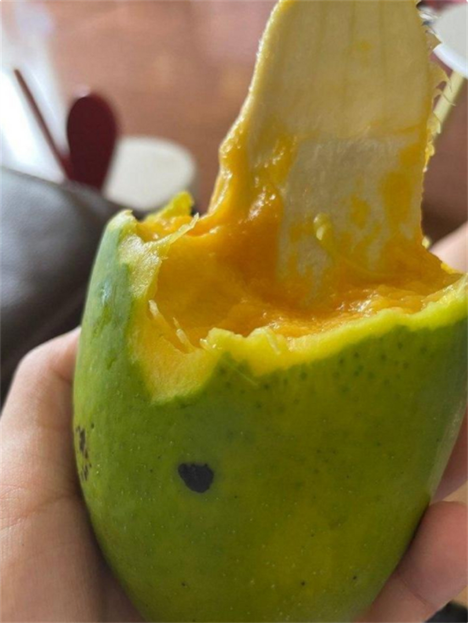 第一次买芒果,是这样吃的吗?#搞笑