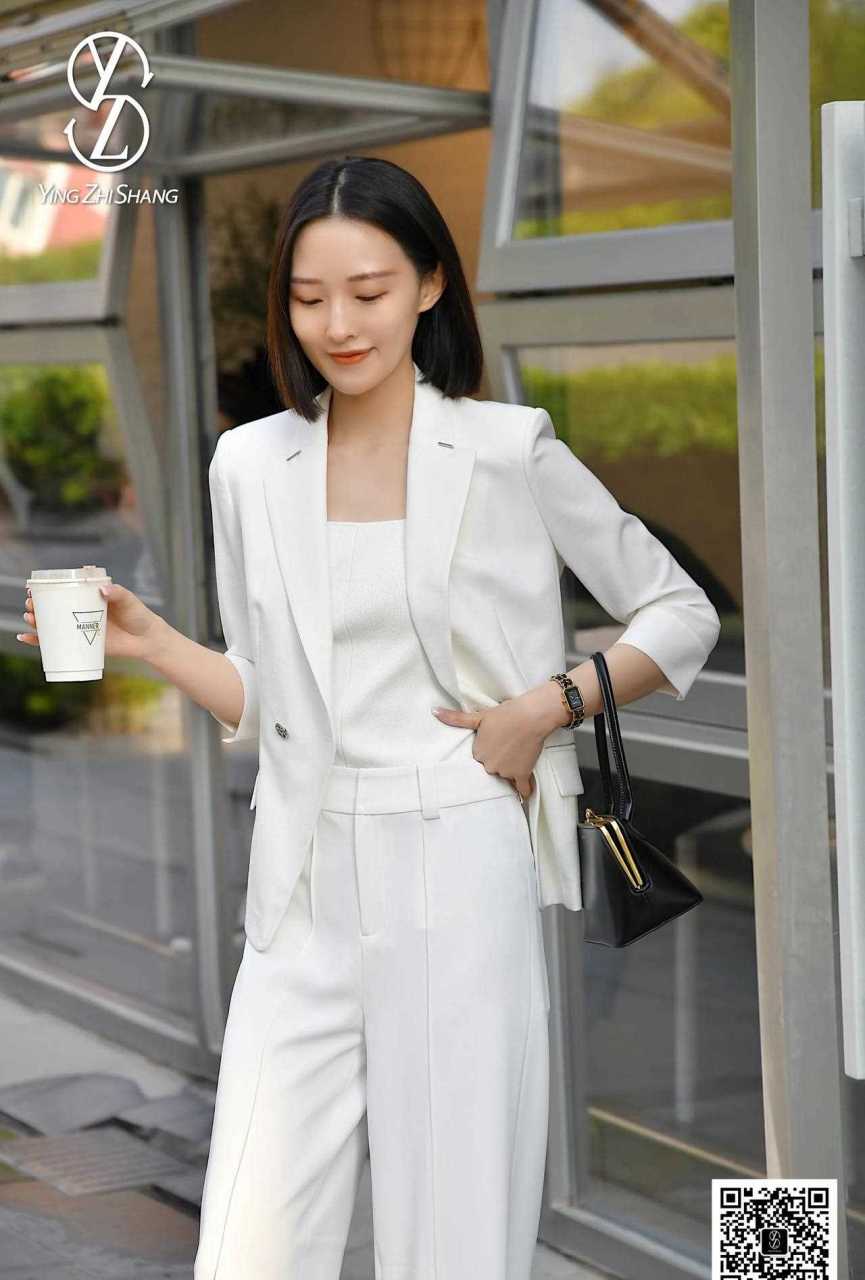 时尚博主from joyce 月光白小x型西装,收腰显瘦 开叉翻边袖口轻松切换