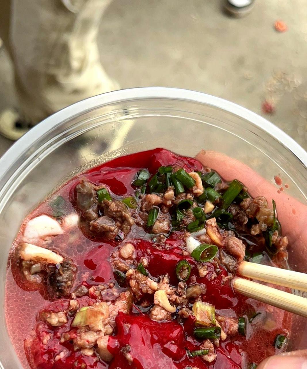 只有刚宰杀的猪才能提供新鲜的猪血,这是云南哈尼族菜的特色之一.