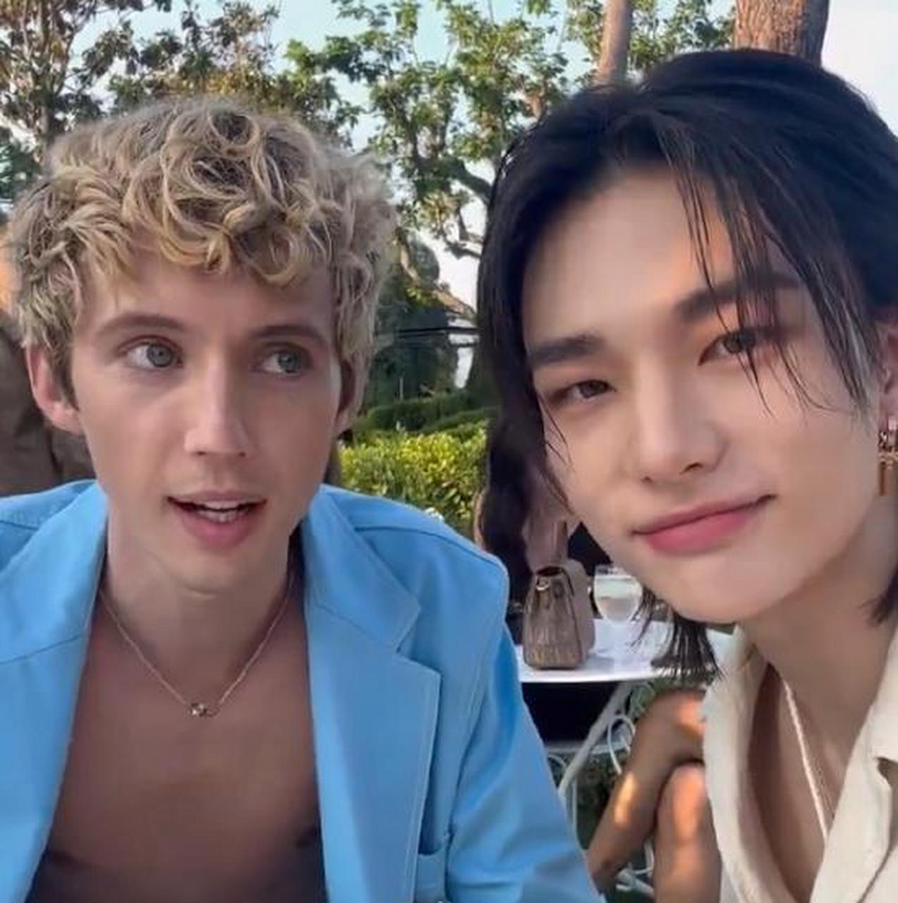 近日,澳大利亚歌手""(troye sivan)和韩国歌手在品牌时装秀上见面