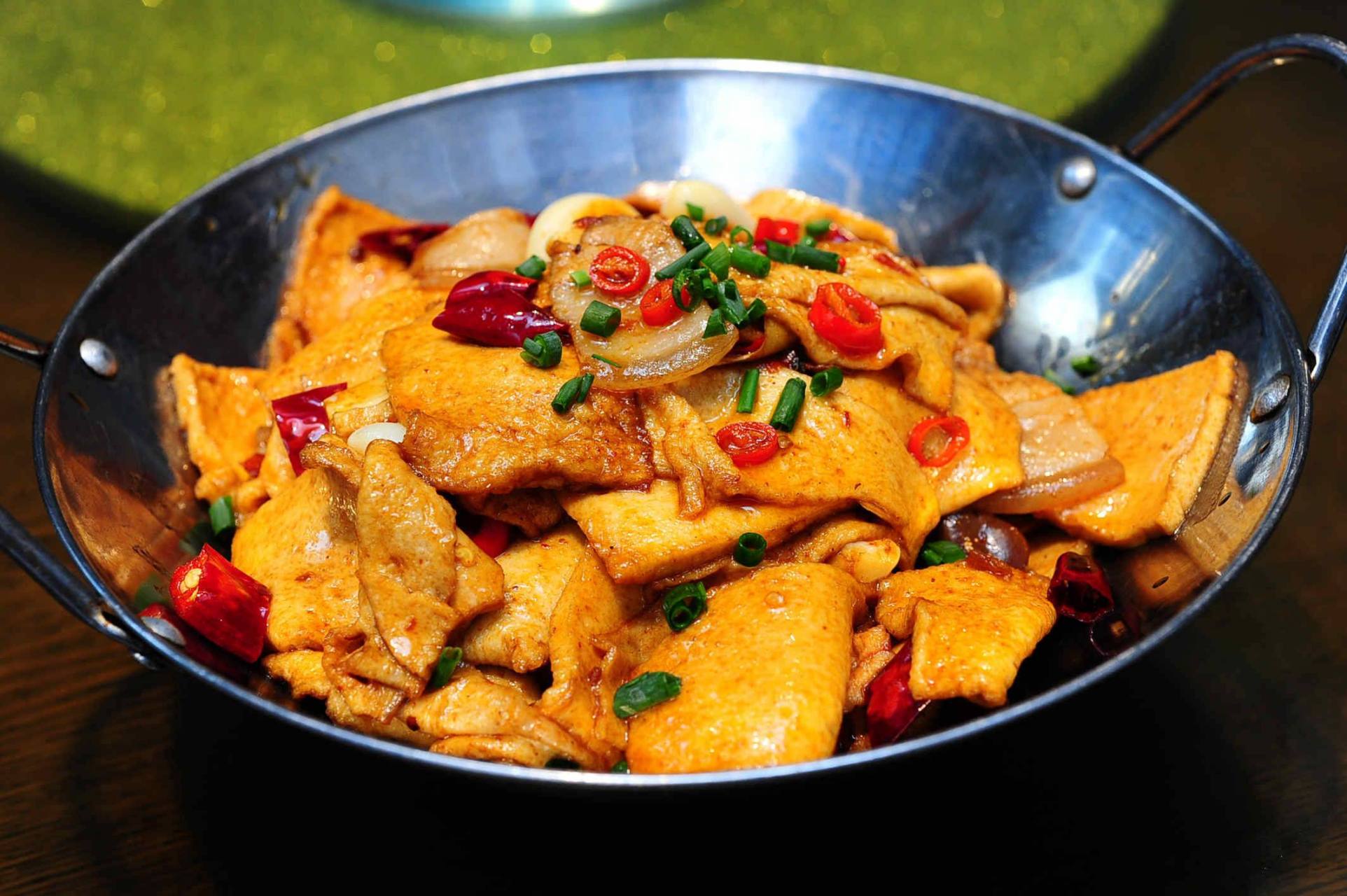 千叶豆腐炒羊肉是一道非常有特色的菜肴,它不仅口感鲜美,而且营养价值