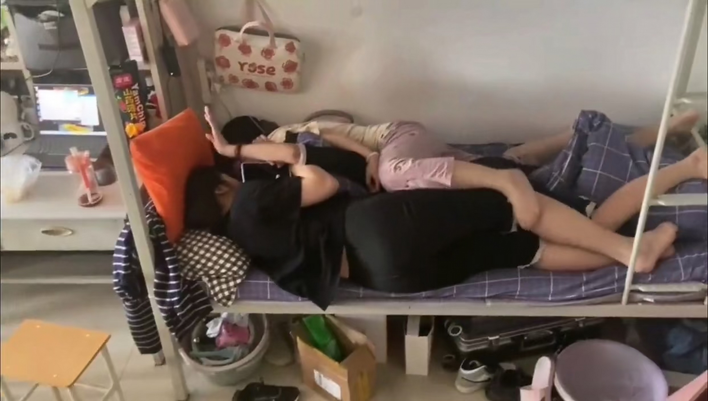 三个人挤一张床,宾馆都开不起吗?