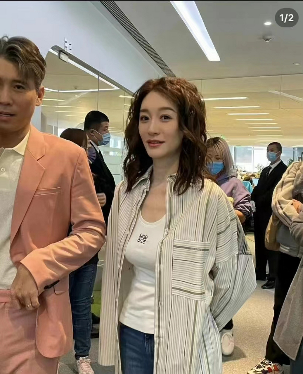 李小冉就算穿着简单,打扮朴素也还是很漂亮,美女就是天生丽质难自弃