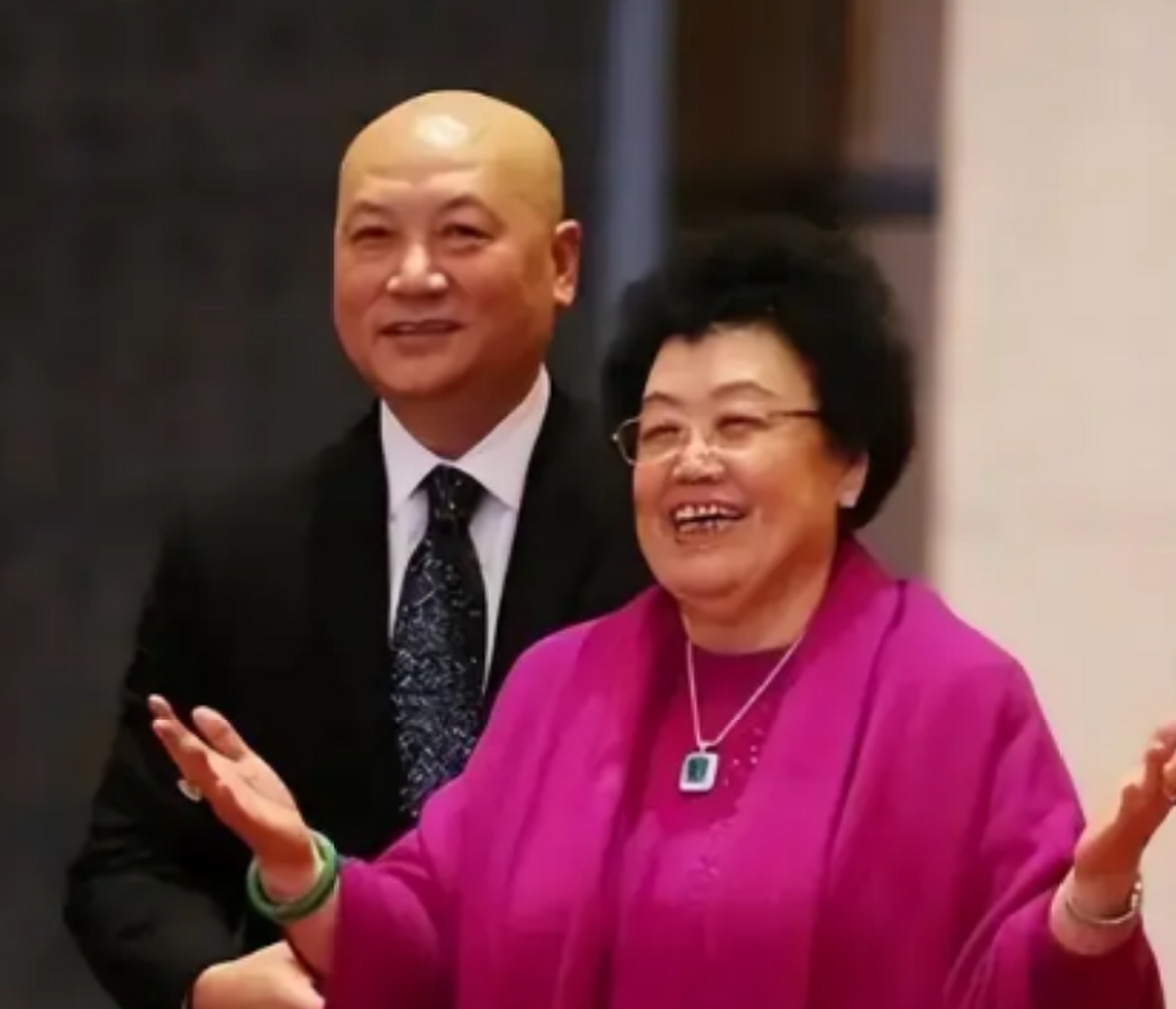 1990年,49岁的陈丽华嫁给了38岁的迟重瑞.