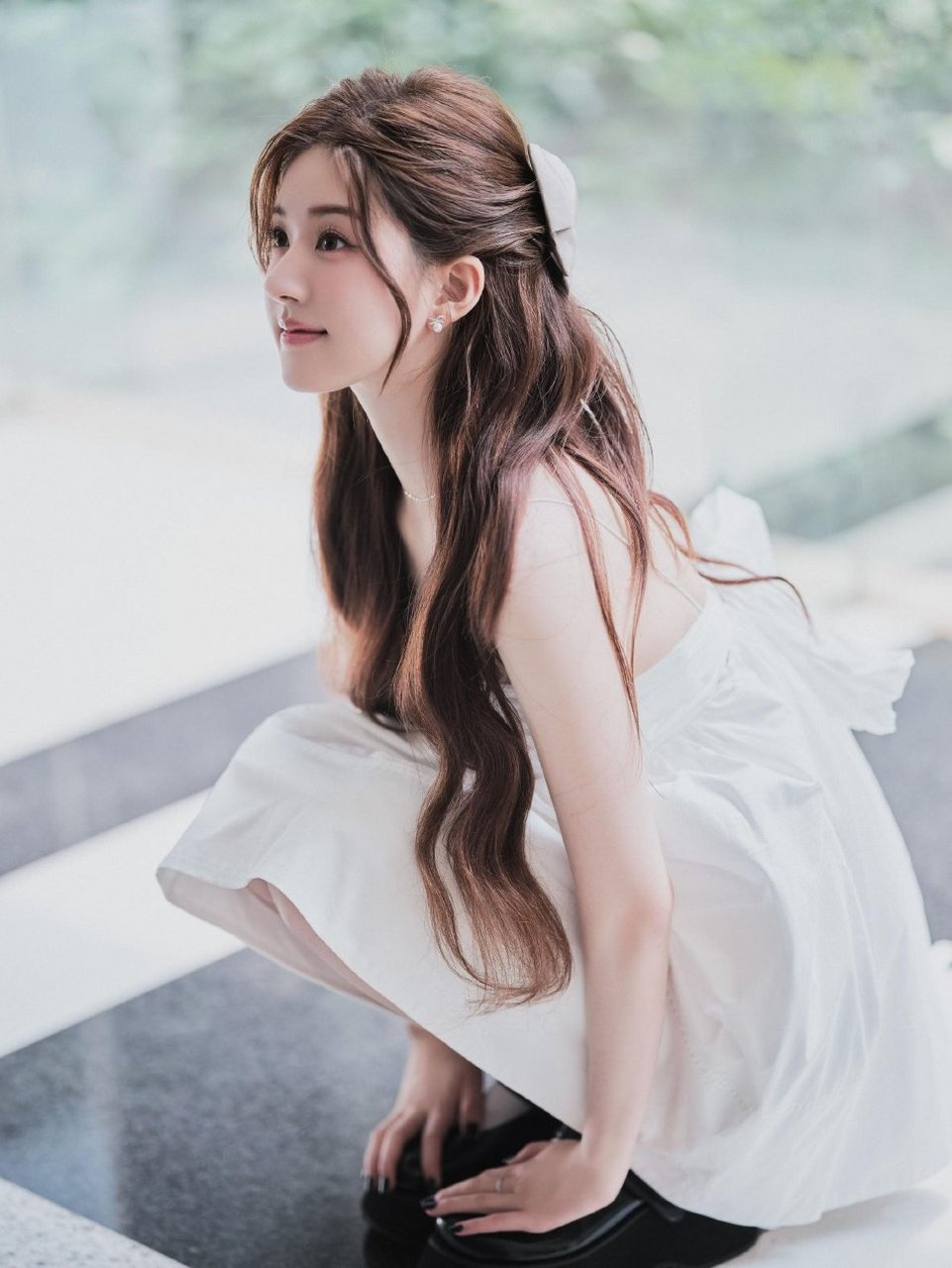 赵露思身穿白色吊带短裙,波浪卷发配蝴蝶结发饰,清新甜美