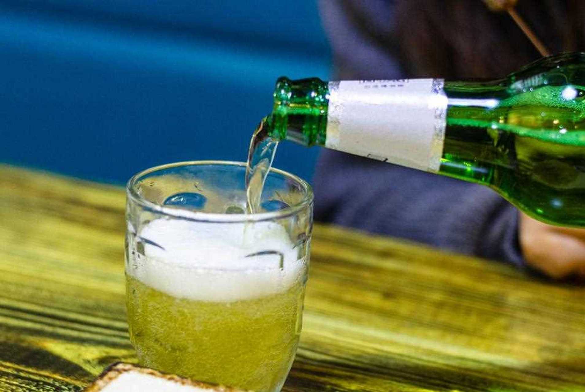 晚上在地摊上喝啤酒,一些便宜的啤酒,2元一瓶,或者5块钱买1送1的那种