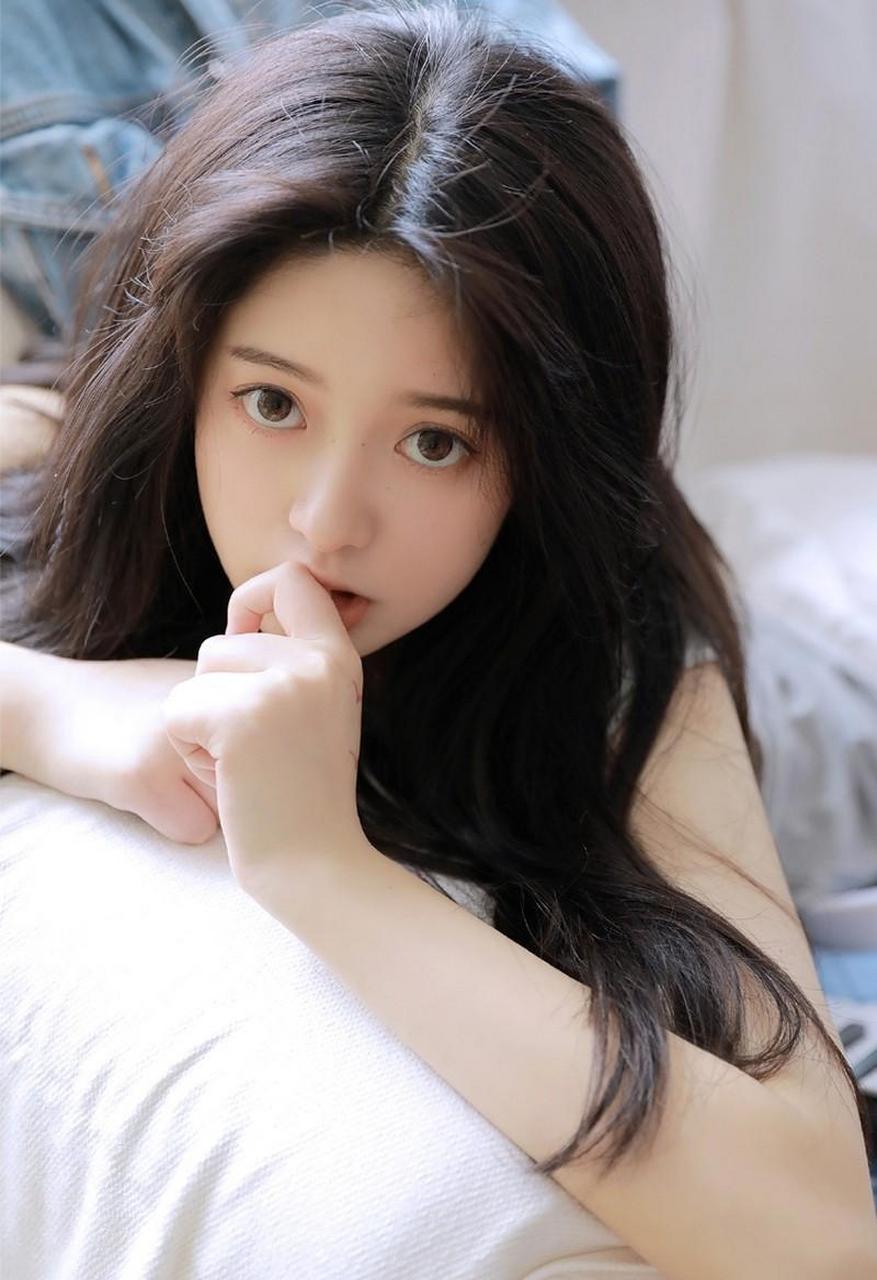 黑色长发美女,一脸高冷的表情仿佛在告诉所有人不要接近我