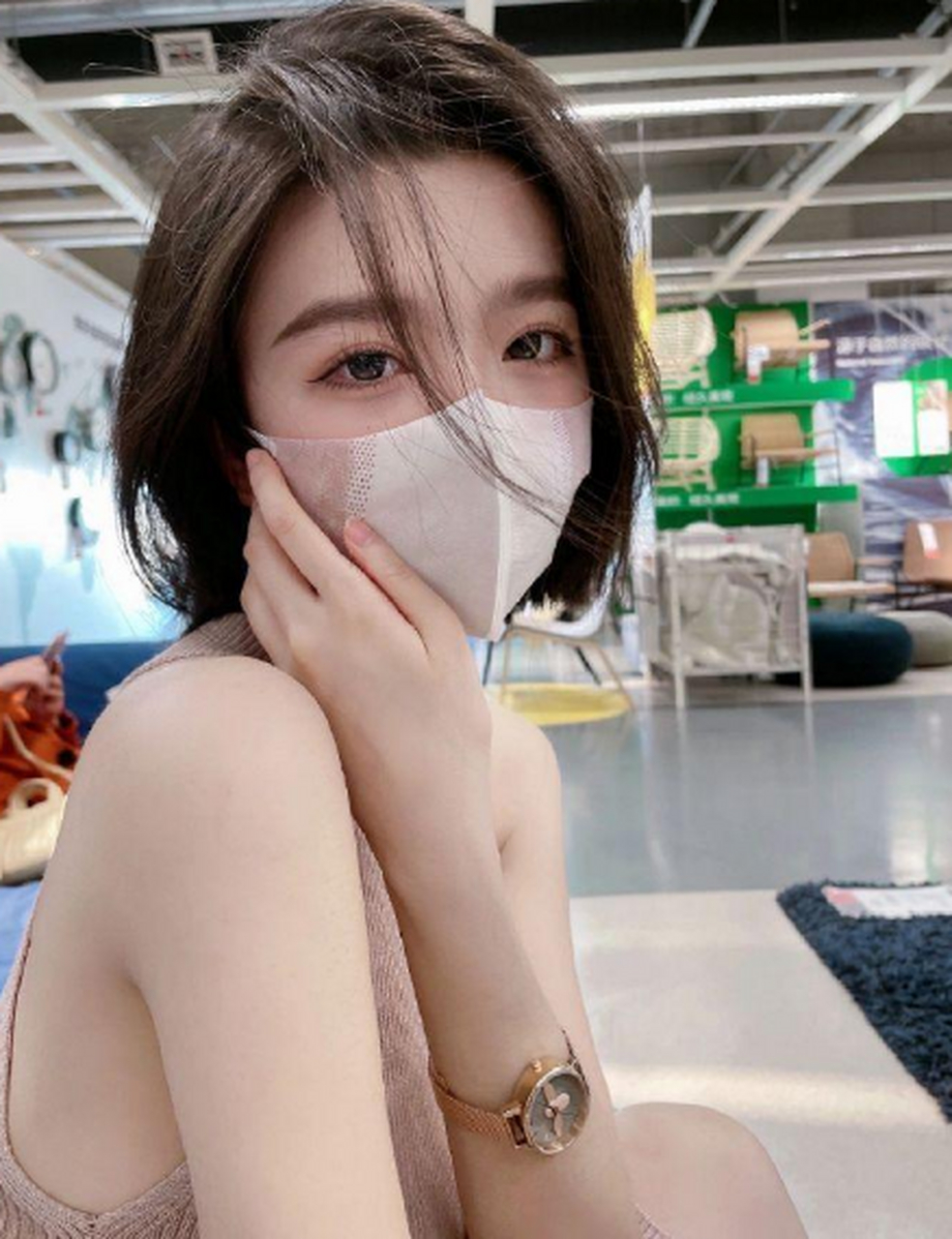 口罩下面是绝世大美女吧!