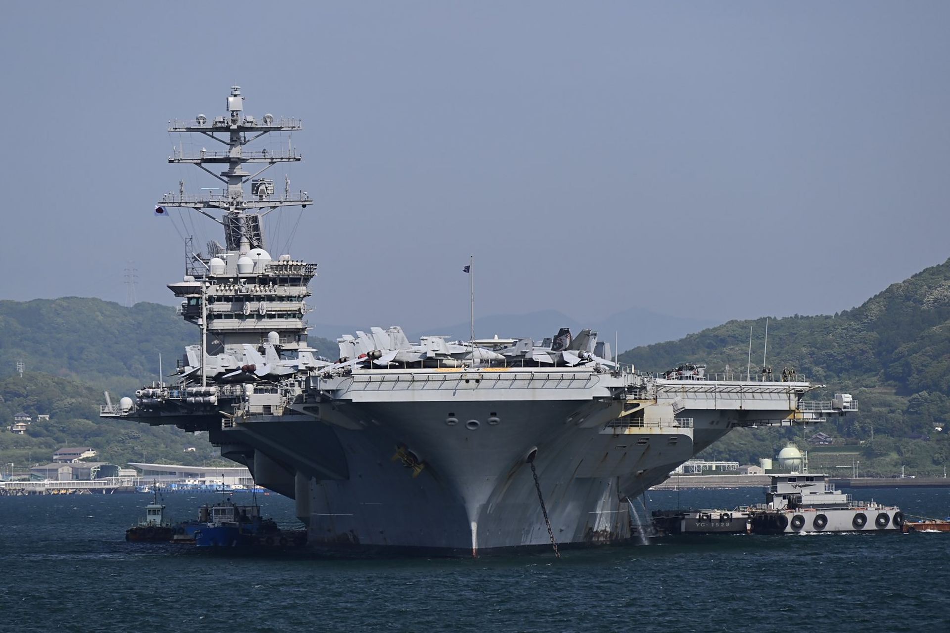 原子能航空母舰尼米兹号 (uss nimitz, cvn-68) 锚泊在佐世保.