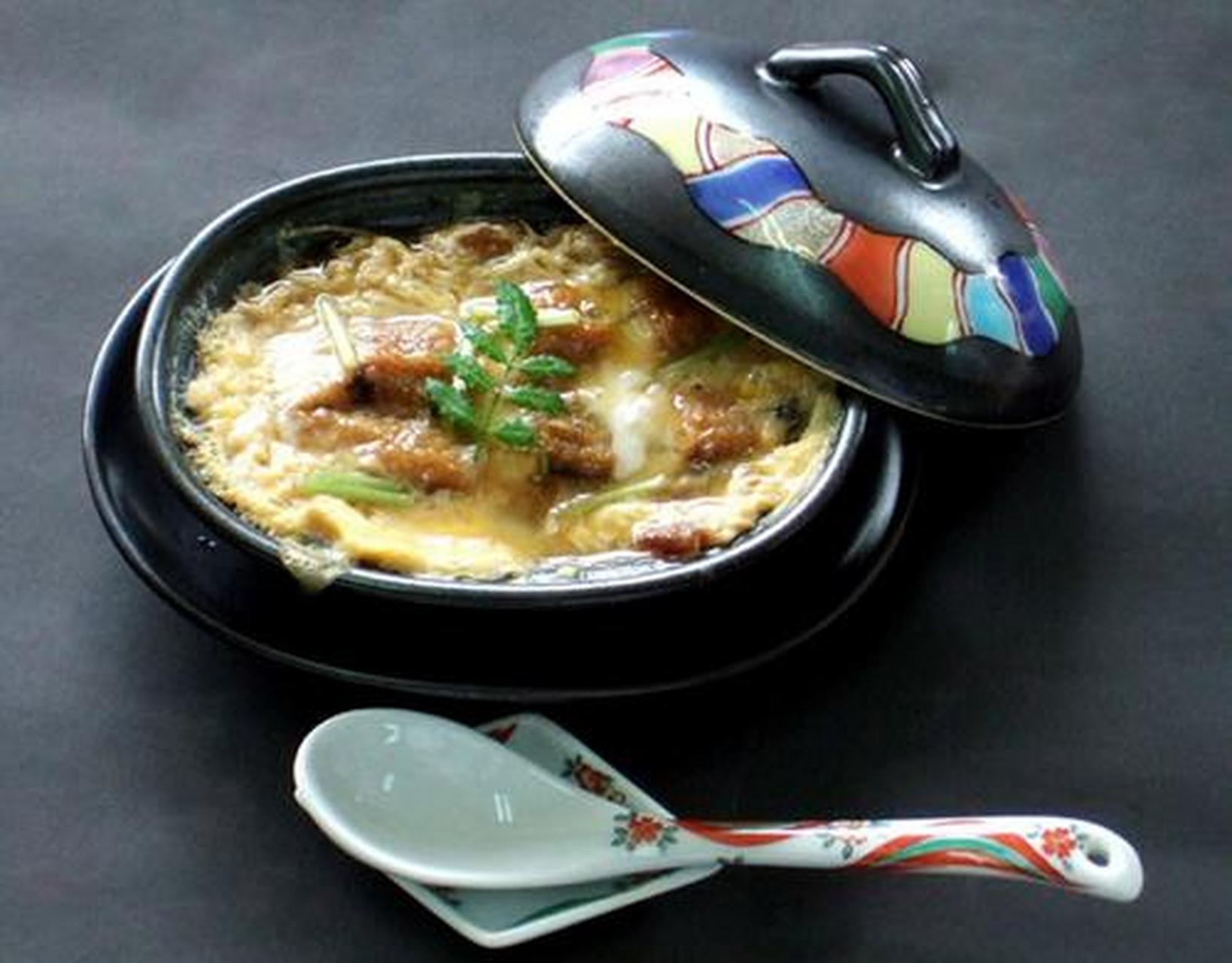 夏日限定美食#柳川锅 原料:鳗鱼块适量,牛蒡250 g(切片,蛋汁1个