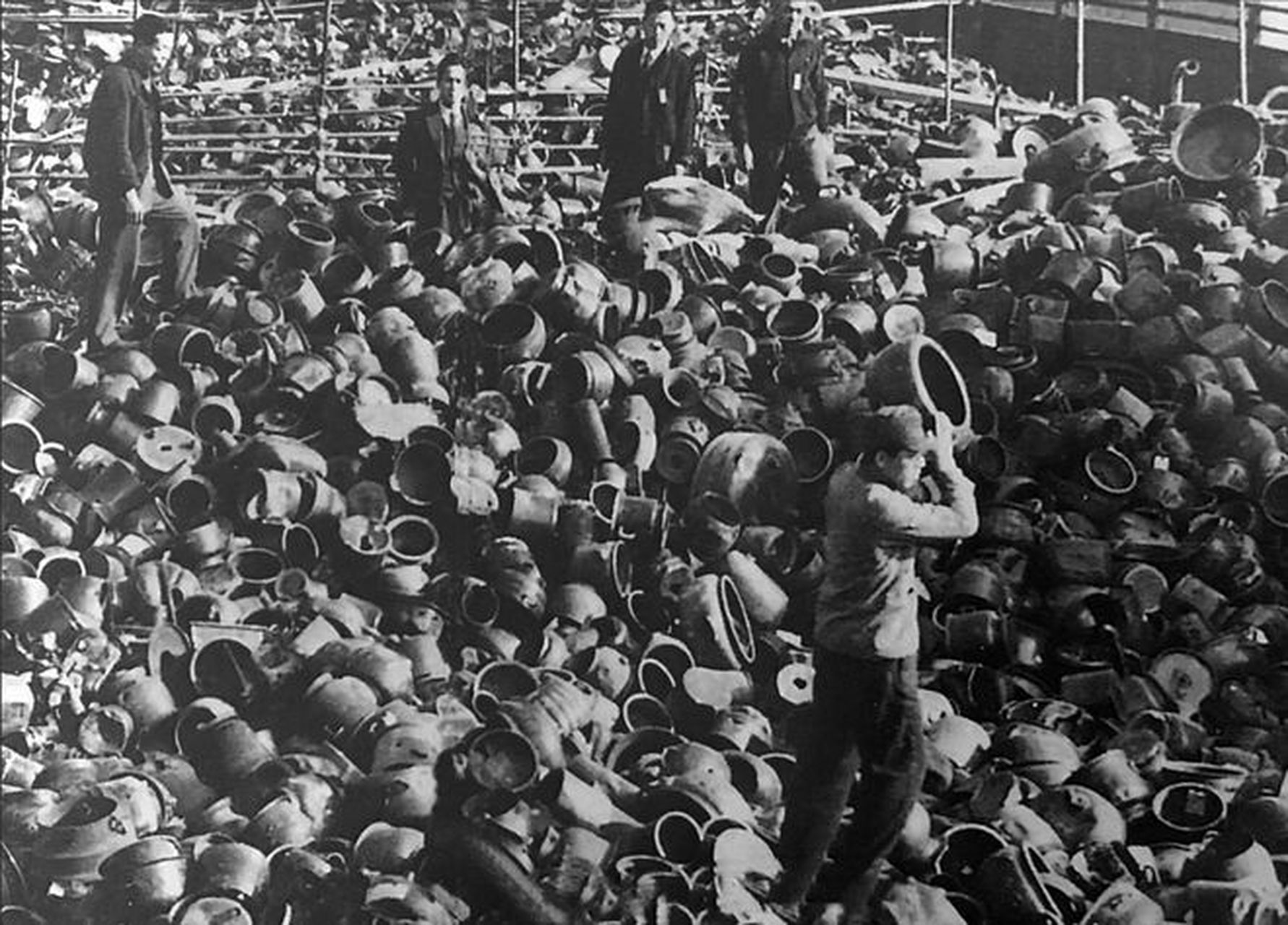 1943年,日本在侵华后期陷入了资源匮乏的境地,这时天皇号召民众,捐献