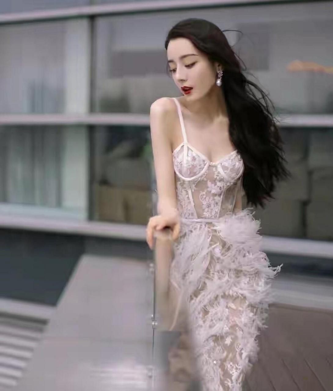迪丽热巴还是裙装好看,一身羽毛裙美如白天鹅,不愧是金鹰女神