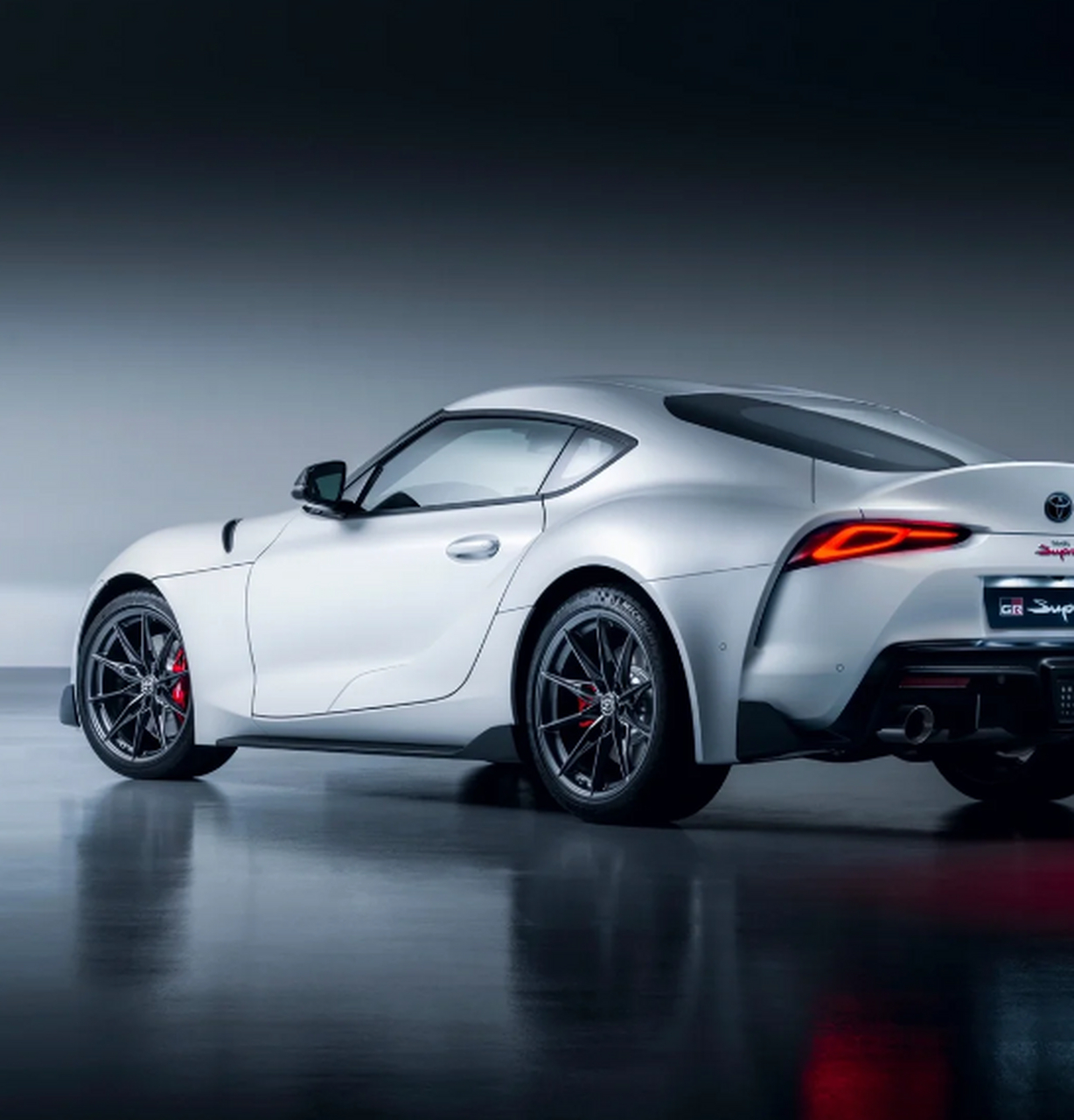 朋友们,给你们介绍一款丰田supra跑车,售价49.6w起,性价比超高!